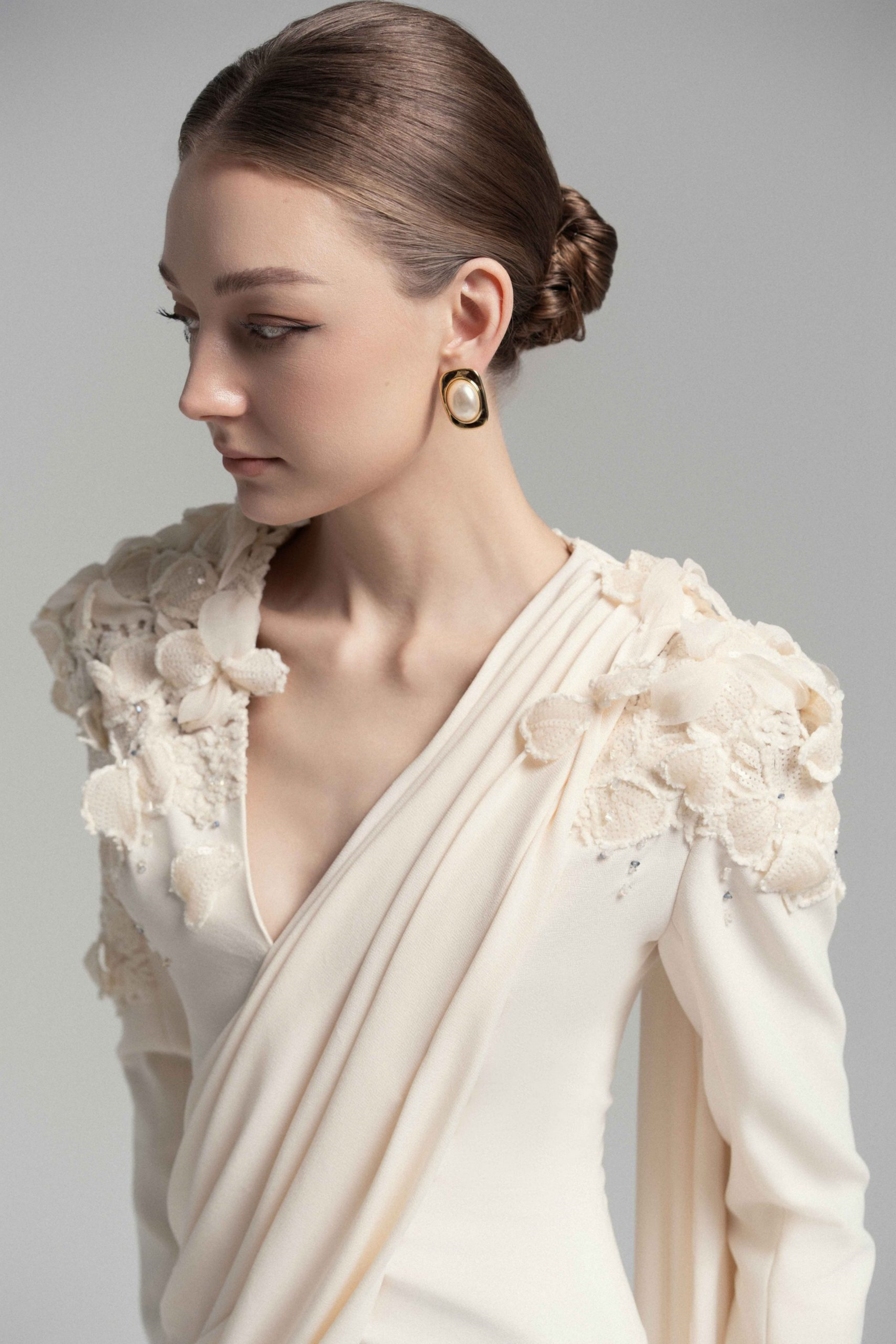 Calanthe Champagnerfarbenes Maxikleid aus floraler Spitze mit Schleifendetail