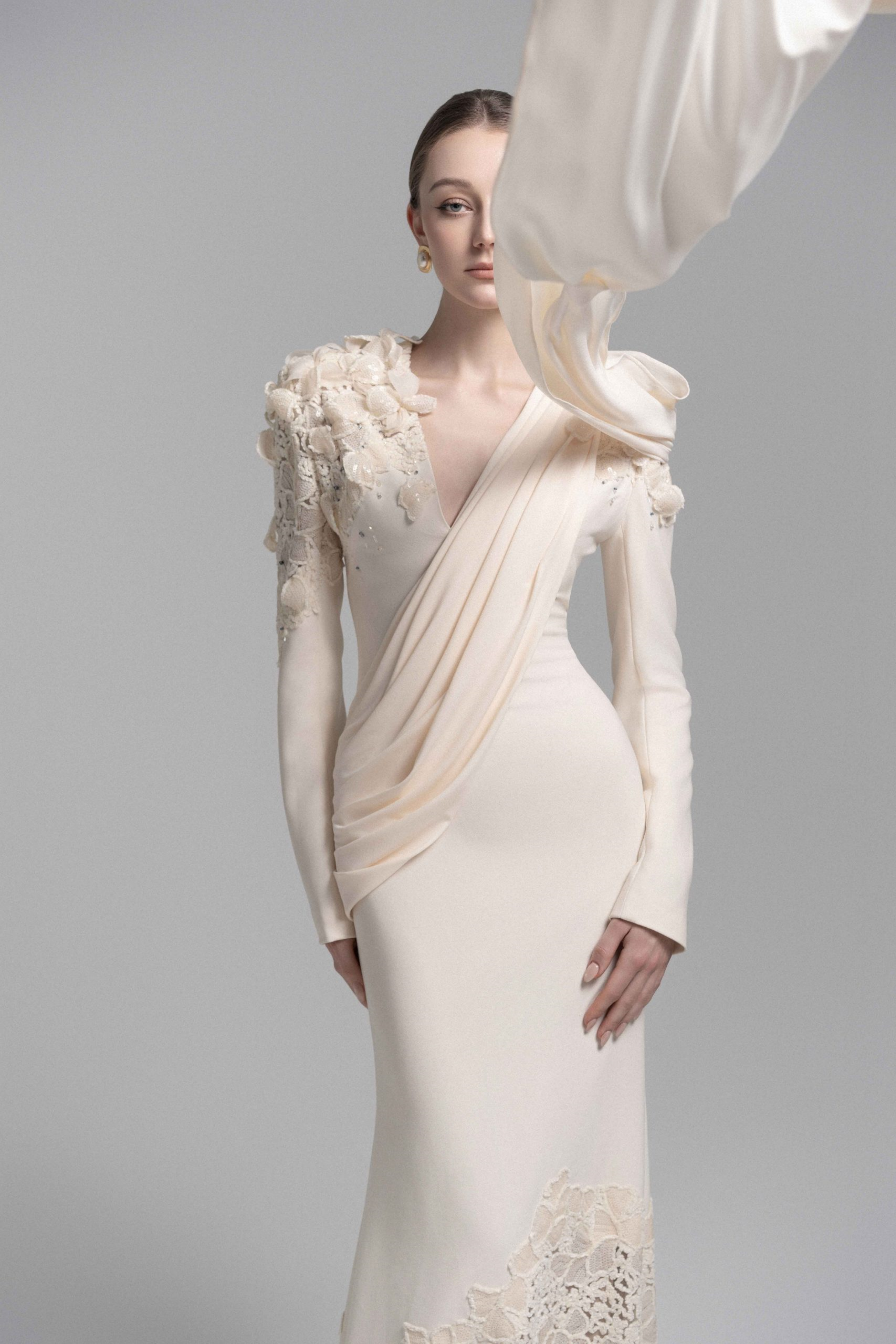 Calanthe Champagnerfarbenes Maxikleid aus floraler Spitze mit Schleifendetail