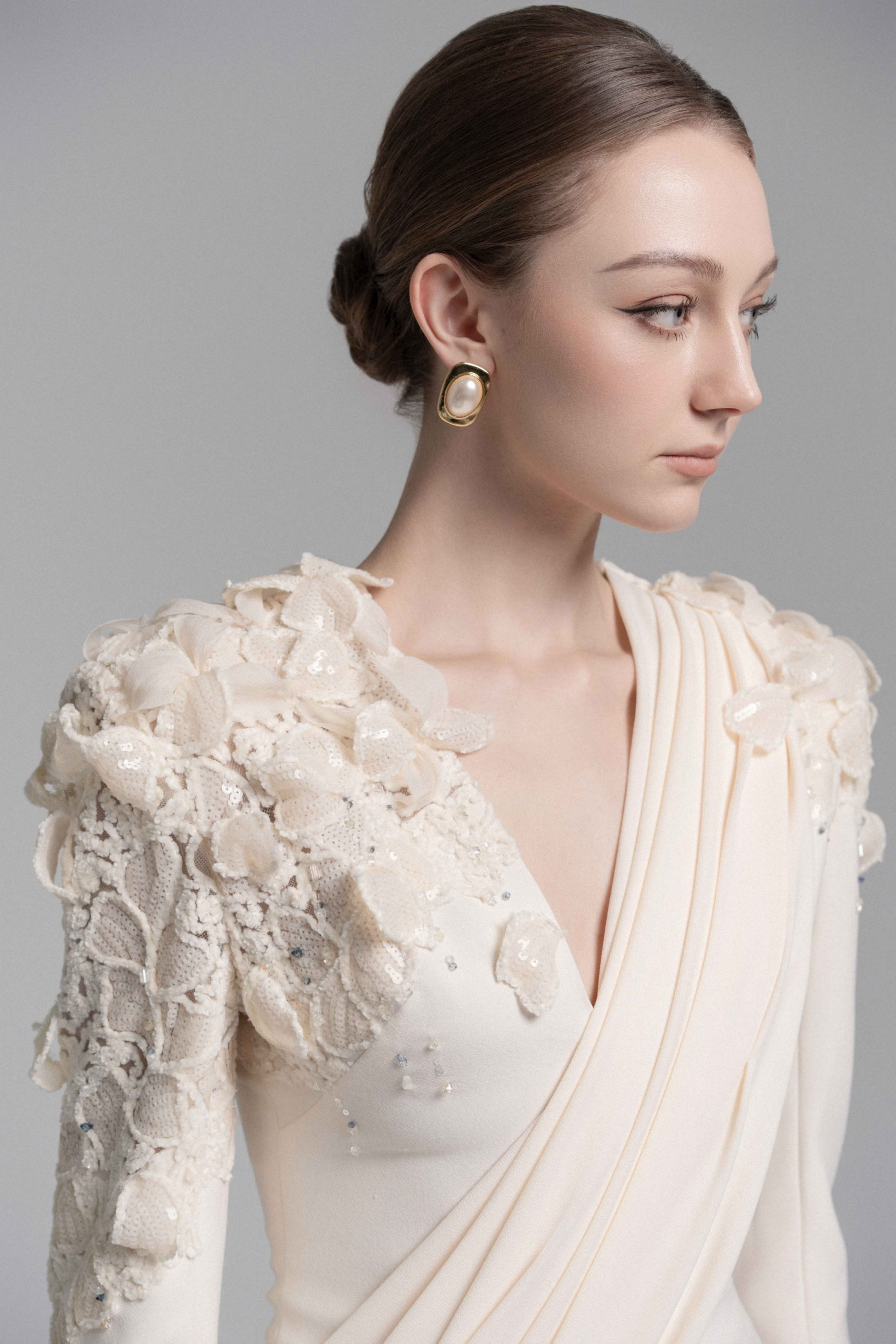 Calanthe Champagnerfarbenes Maxikleid aus floraler Spitze mit Schleifendetail