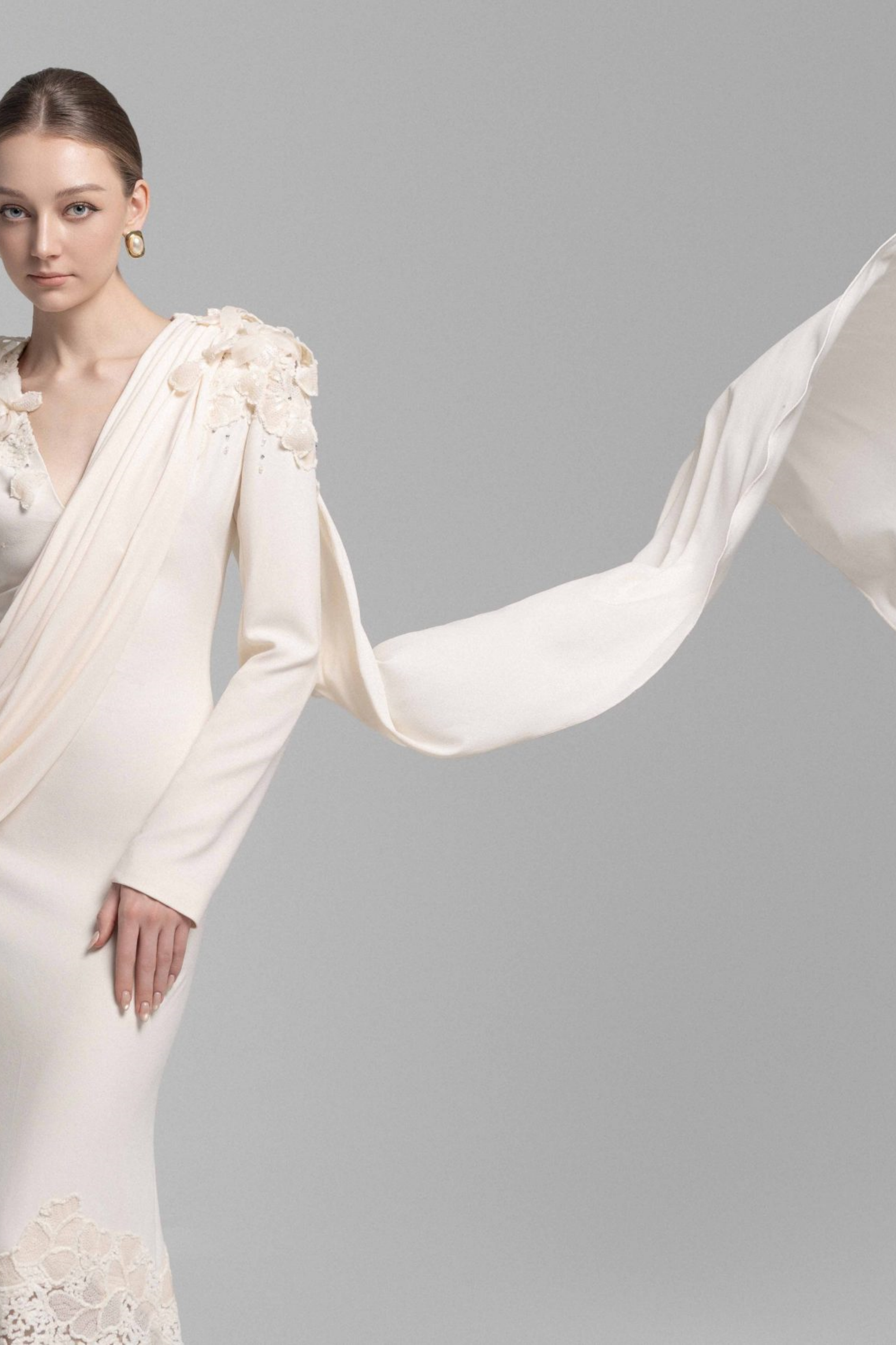 Calanthe Champagnerfarbenes Maxikleid aus floraler Spitze mit Schleifendetail