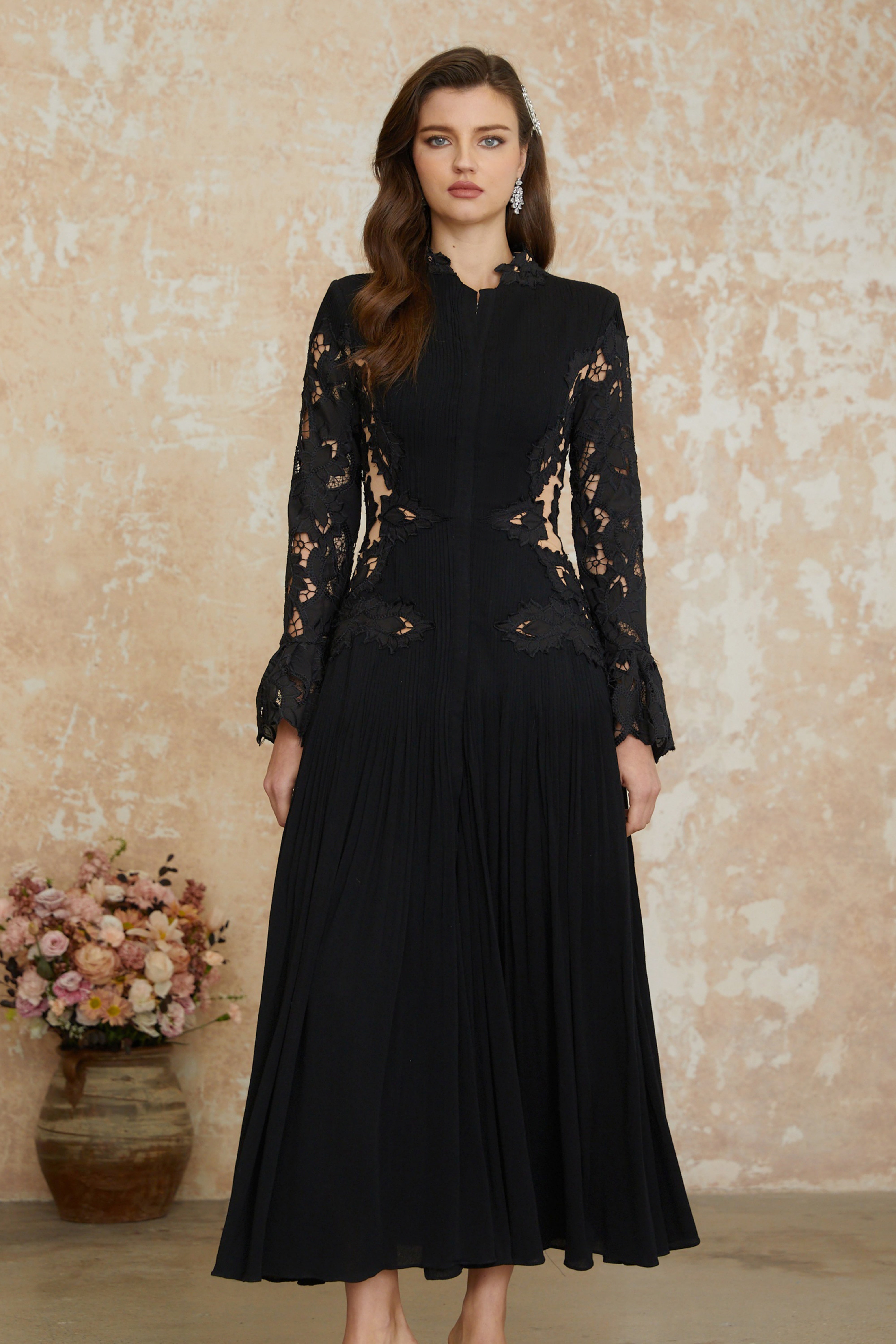 Chiara Midi-Kleid mit schwarzen Spitzen-Einsätzen und Falten