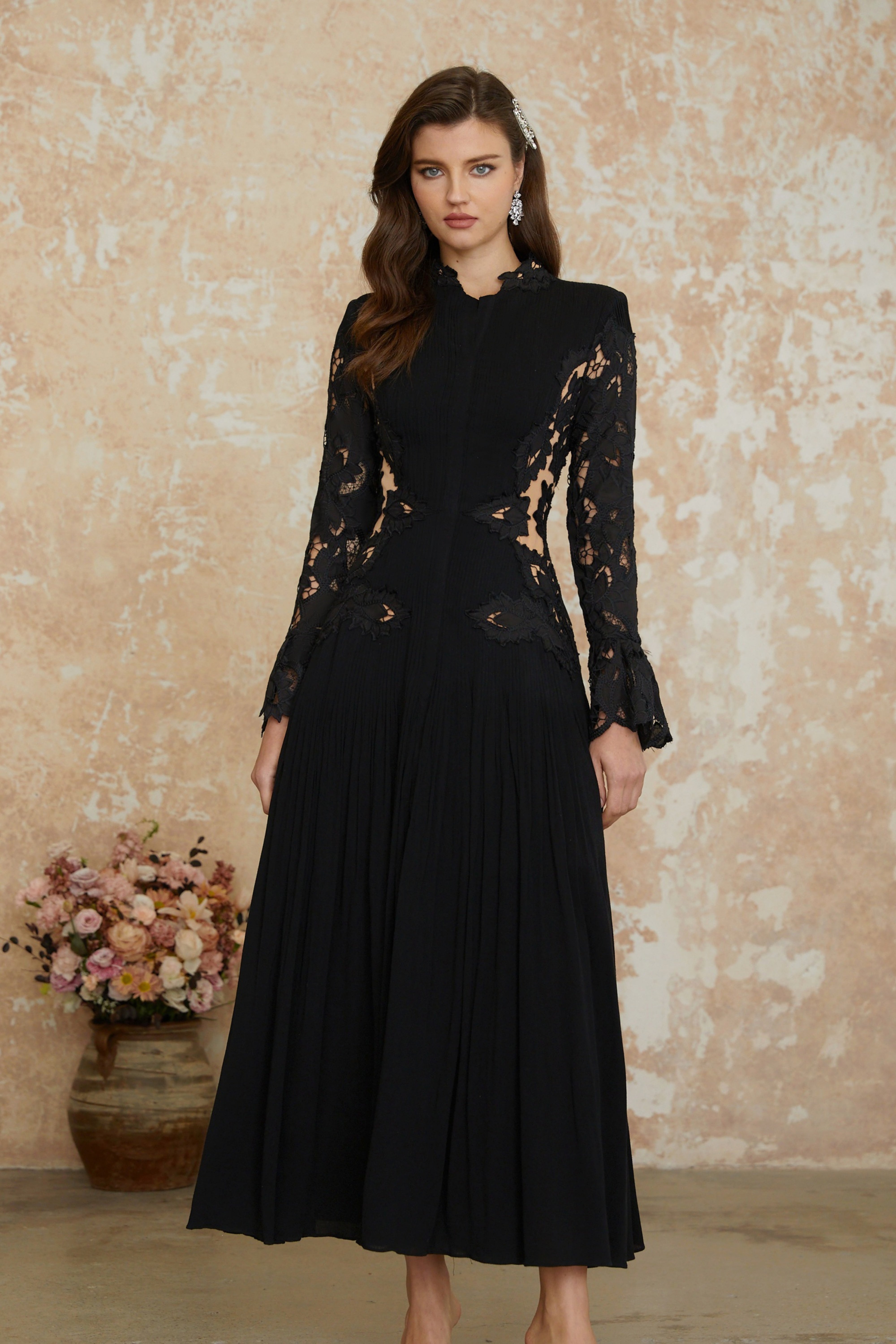 Chiara Midi-Kleid mit schwarzen Spitzen-Einsätzen und Falten