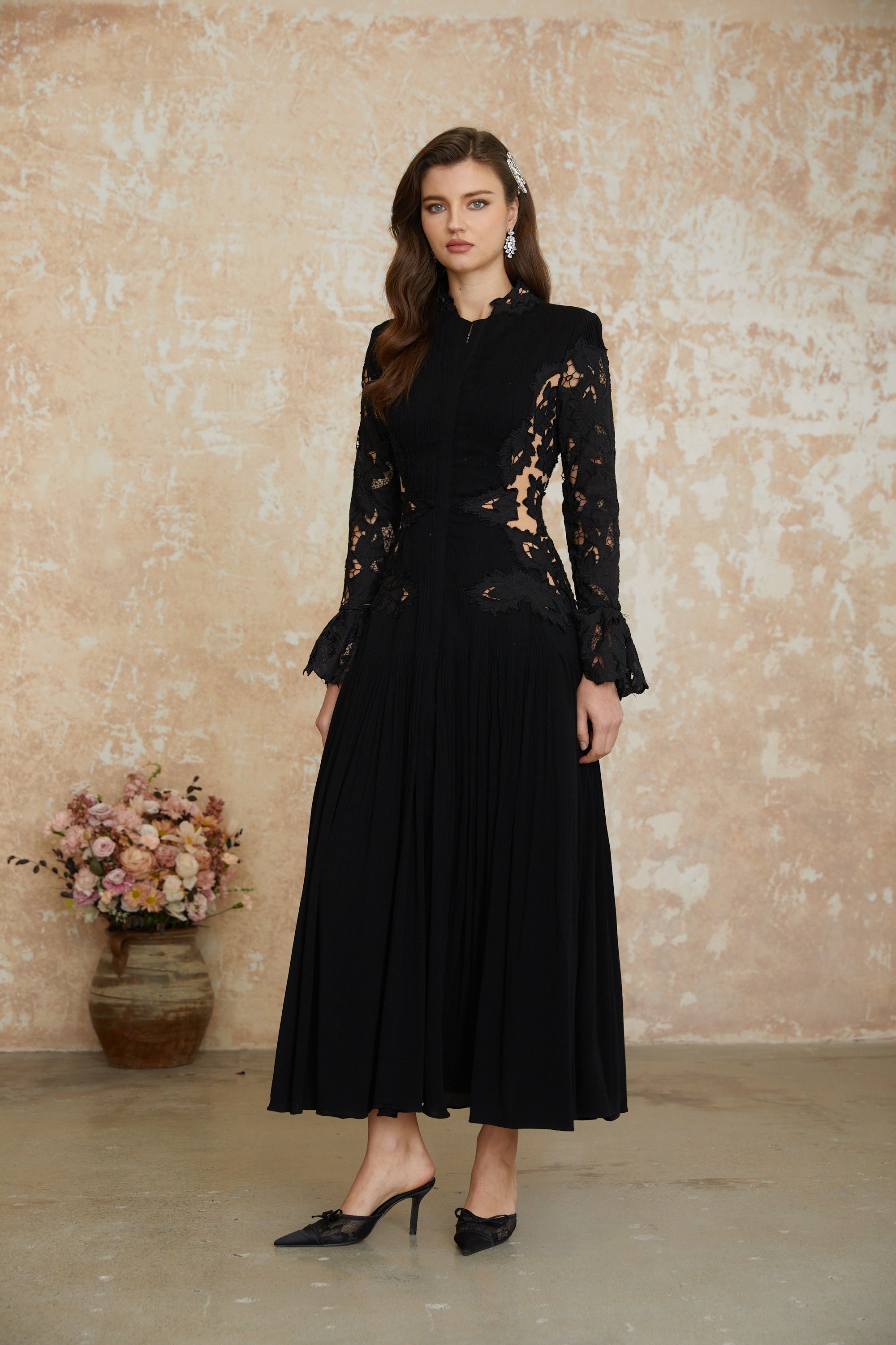 Chiara Midi-Kleid mit schwarzen Spitzen-Einsätzen und Falten