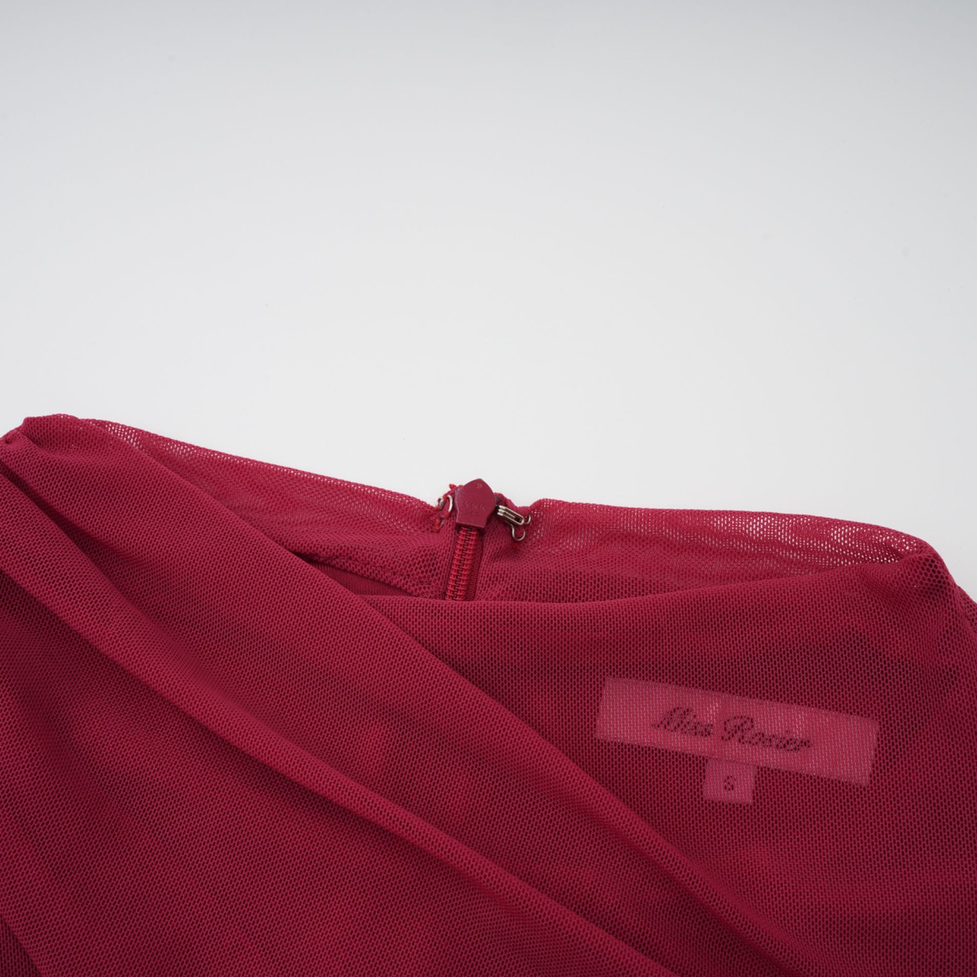 Sylphe Rotes asymmetrisches Maxikleid aus gerafftem Netzstoff