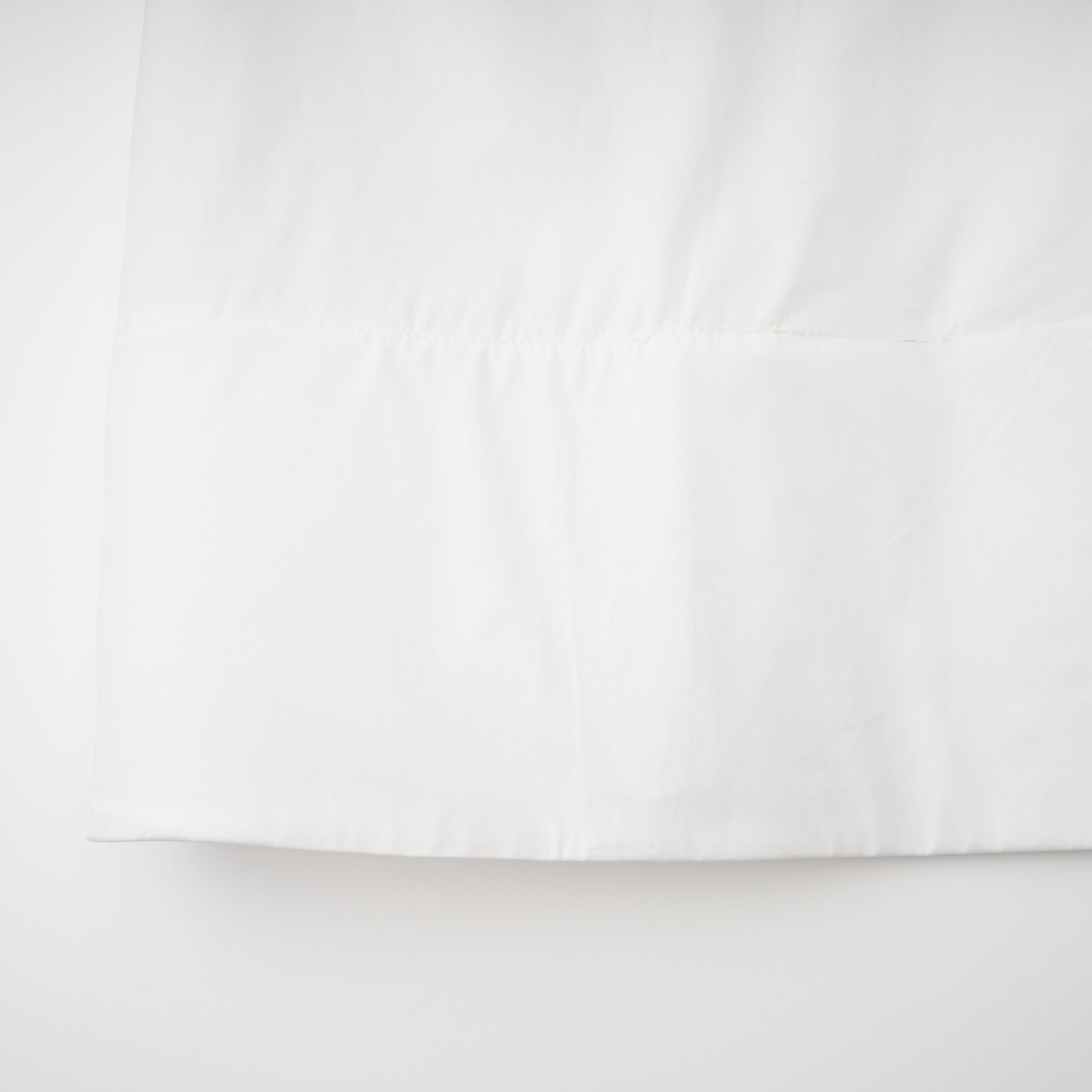 Caterina Weißes Set aus gerafftem Hemd und Rock