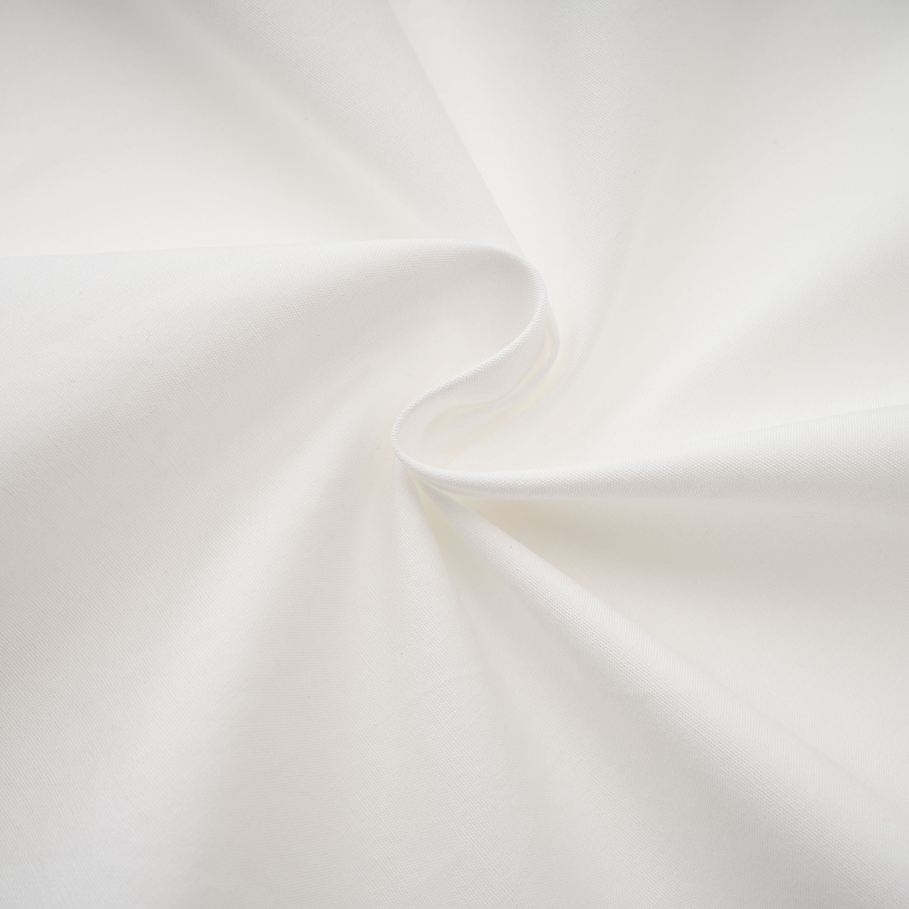 Caterina Weißes Set aus gerafftem Hemd und Rock