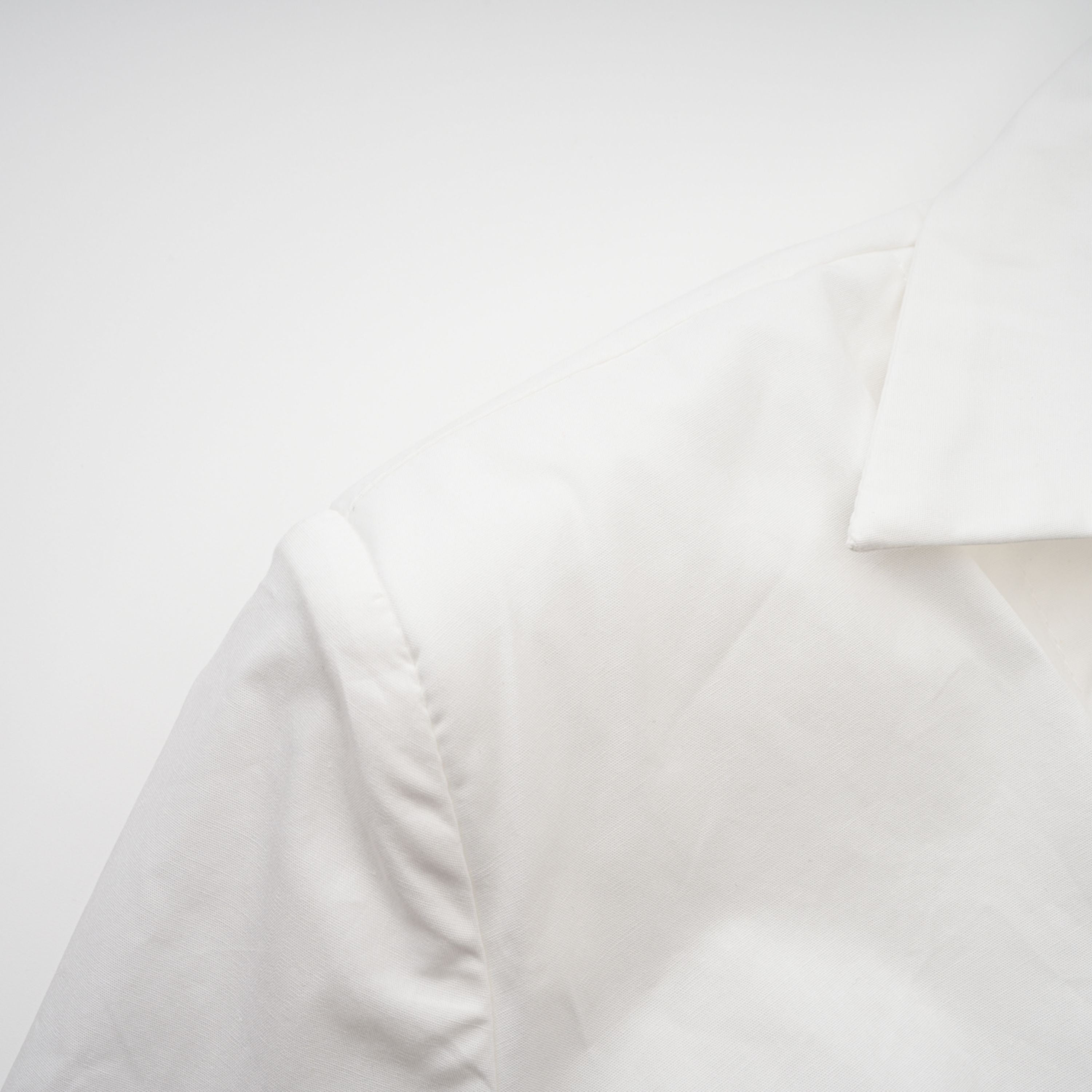 Caterina Weißes Set aus gerafftem Hemd und Rock