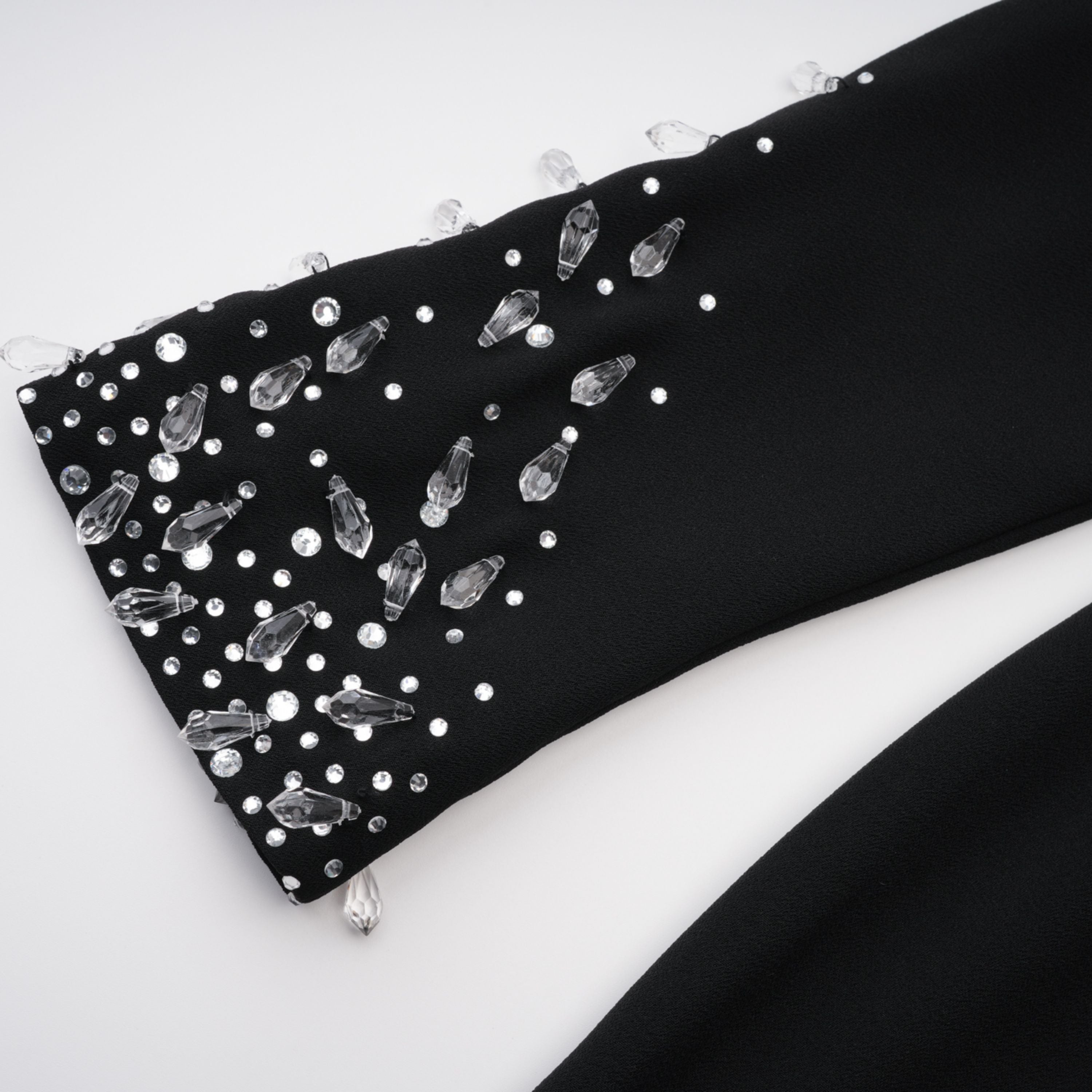 Oona Schwarz Verziertes Maxikleid mit ausgestelltem Rock