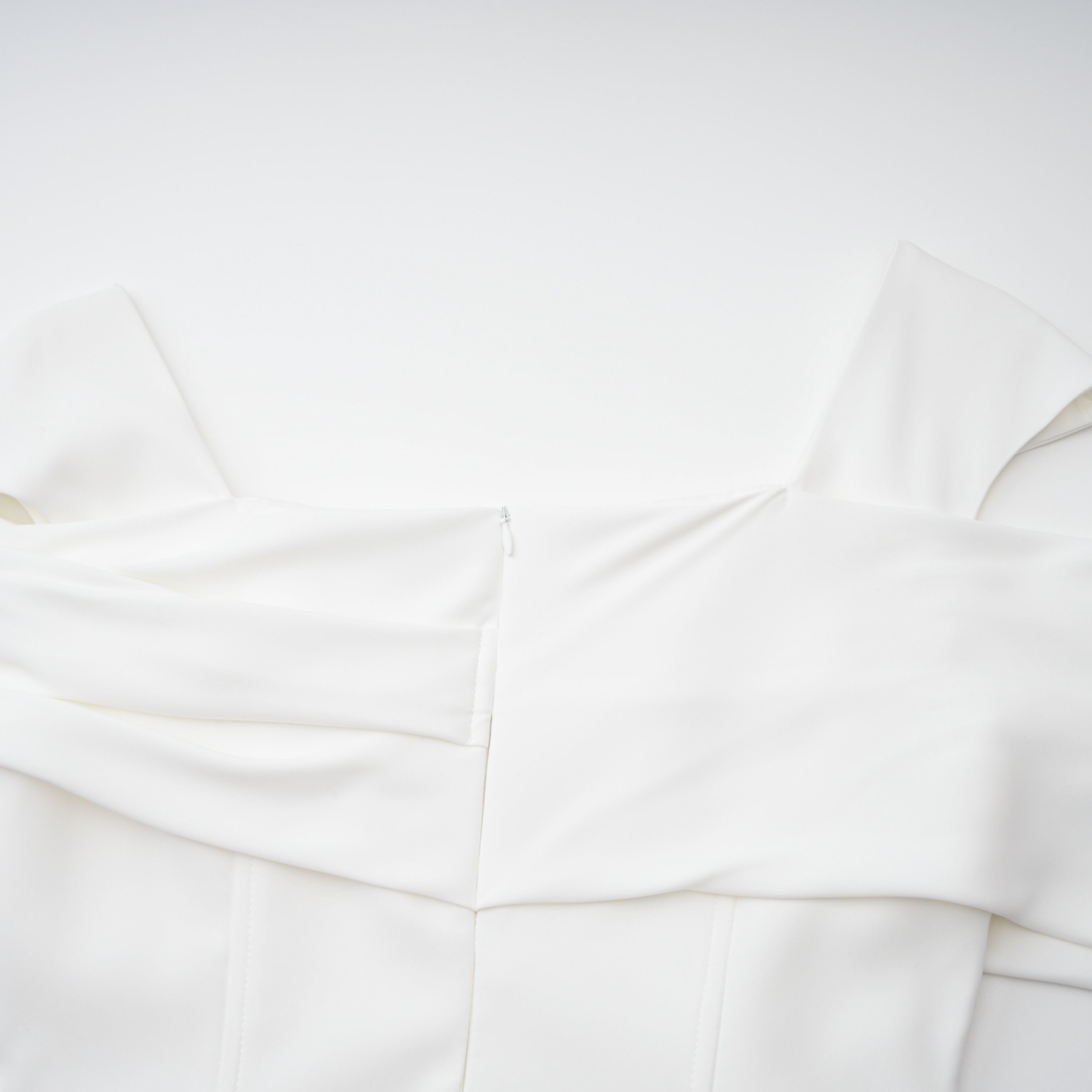 Solara Weißes Midikleid mit Drapierung