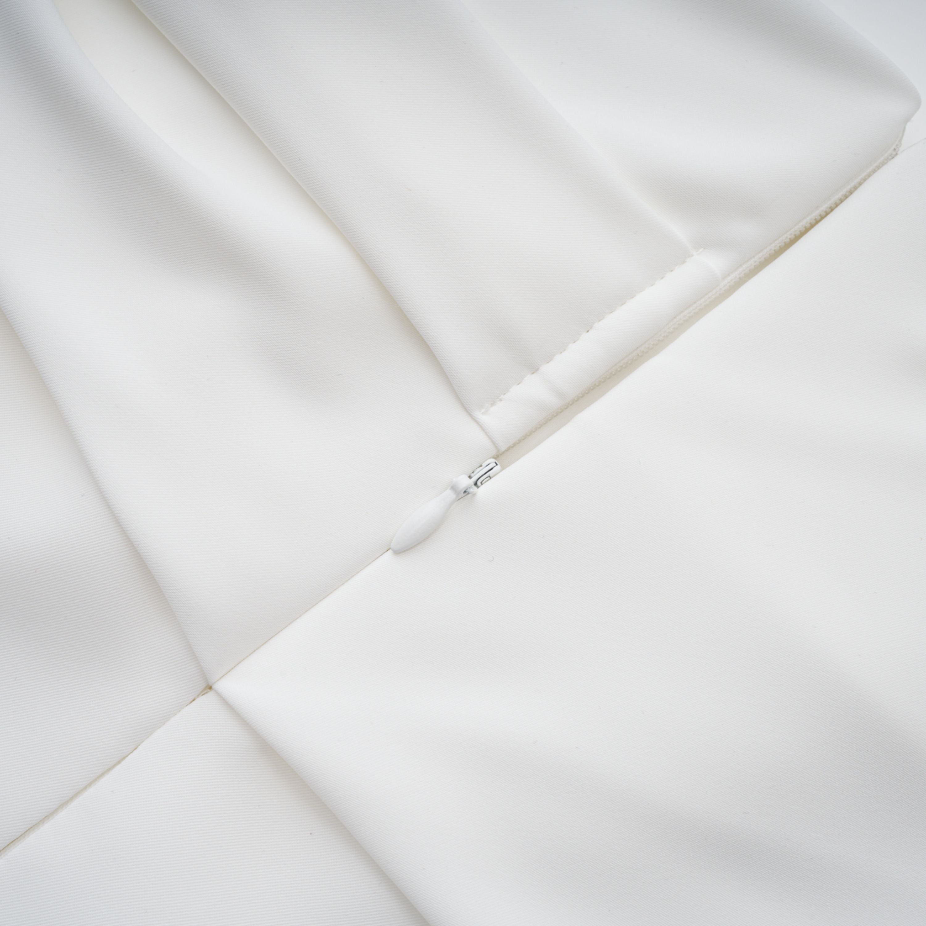 Solara Weißes Midikleid mit Drapierung