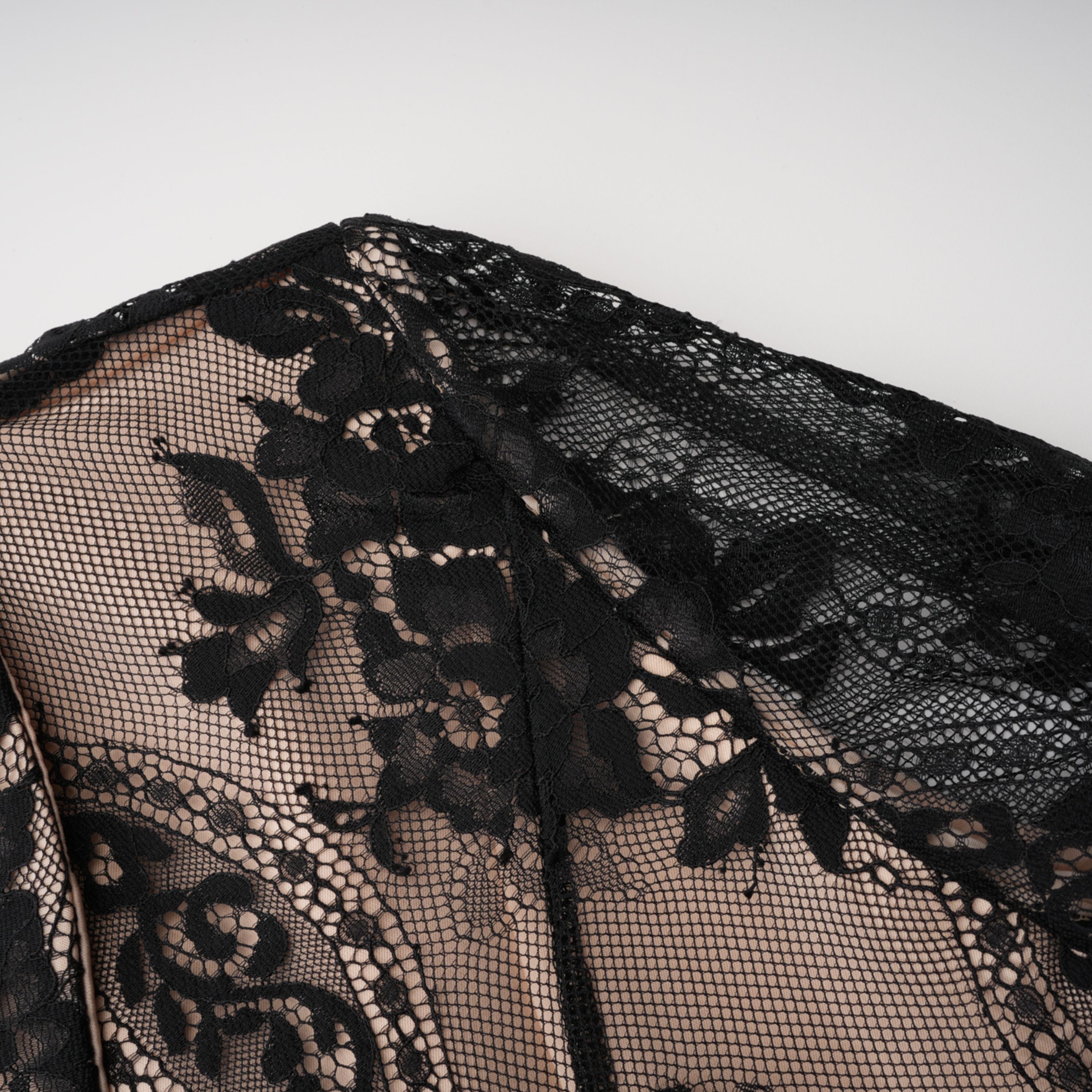 Schwarzes Minikleid mit floraler Spitze