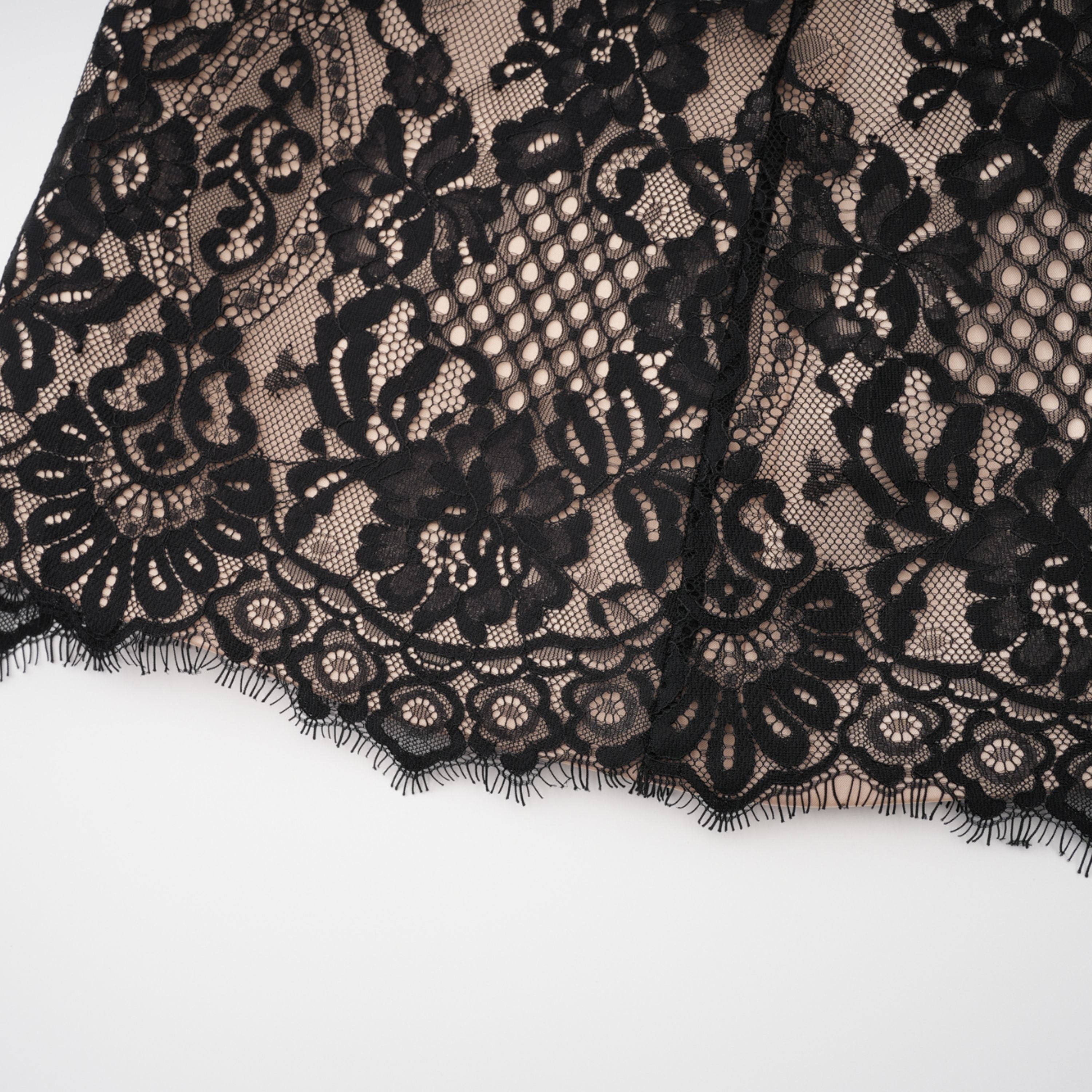 Schwarzes Minikleid mit floraler Spitze