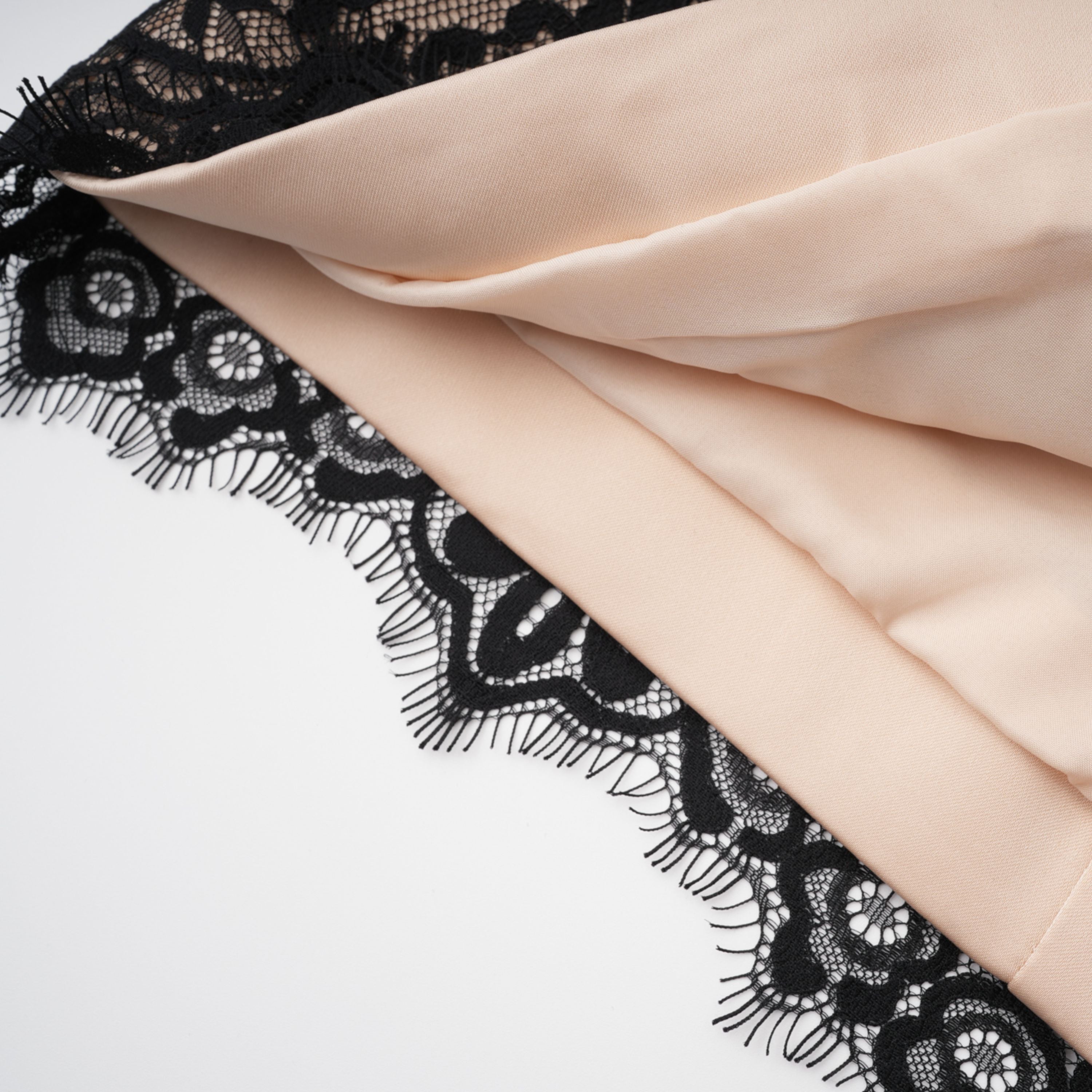 Schwarzes Minikleid mit floraler Spitze