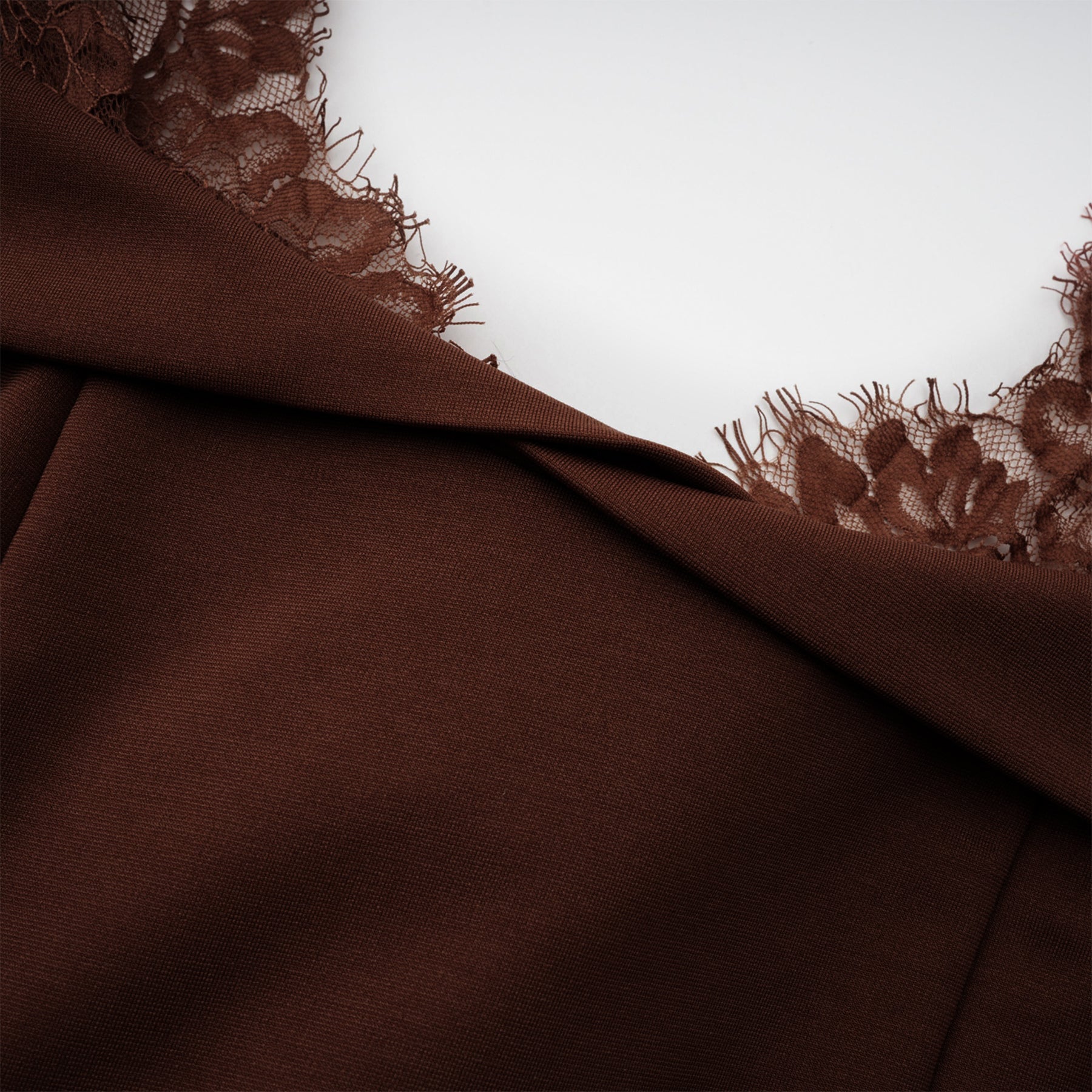 Georgiana Brown Spitzen-Maxikleid mit ausgestelltem Rock