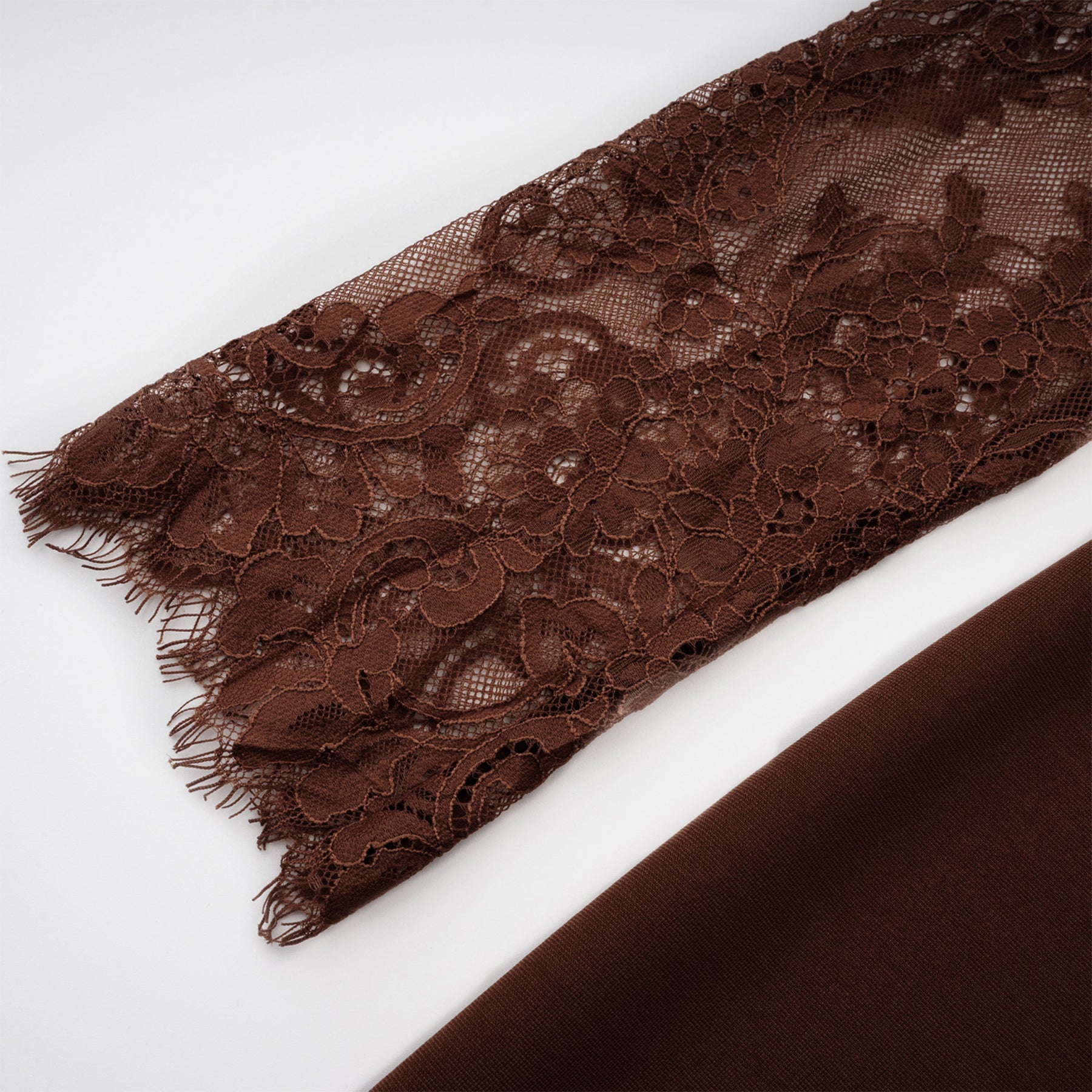 Georgiana Brown Spitzen-Maxikleid mit ausgestelltem Rock