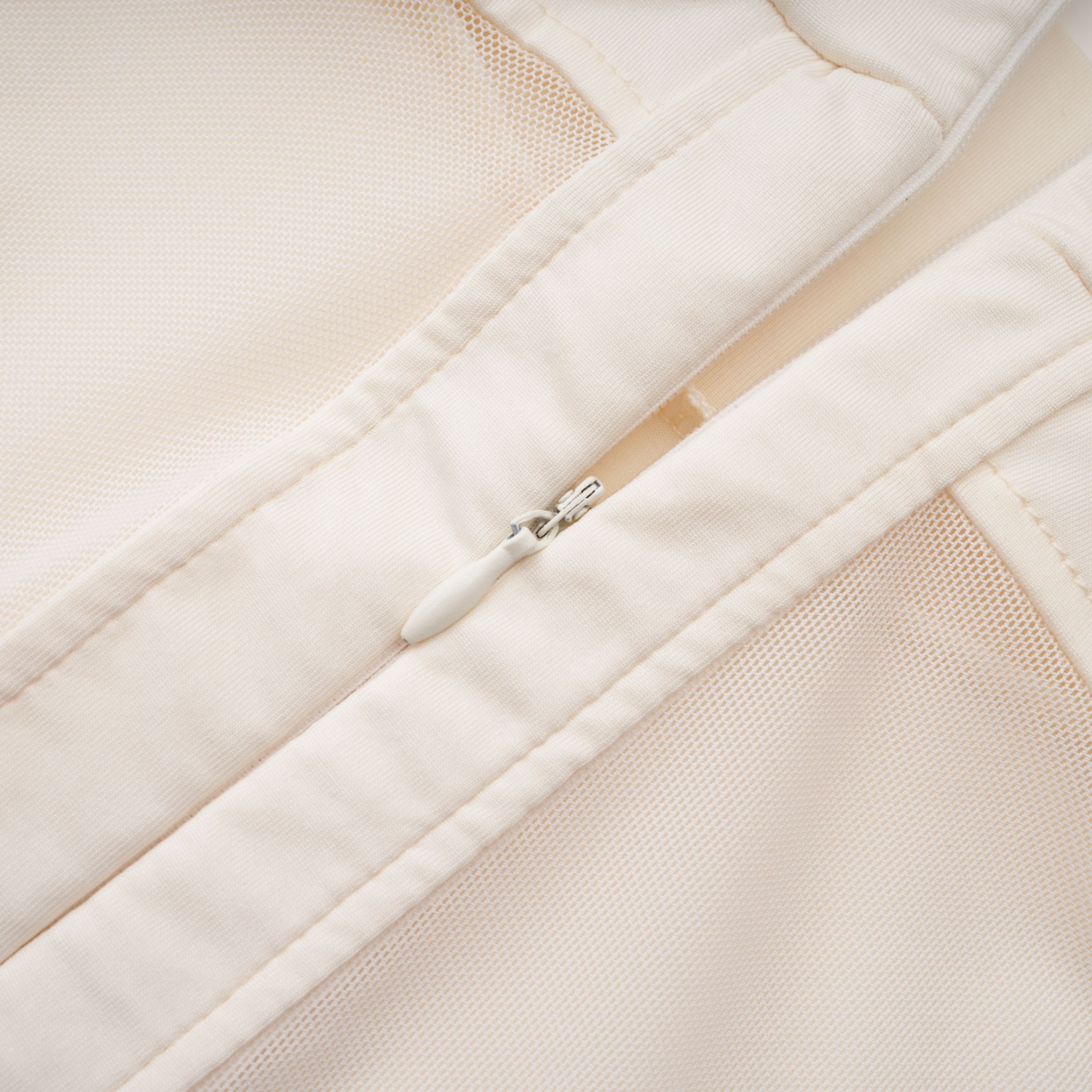 Harriet White Maxikleid mit Cut-Out-Details und Rüschen