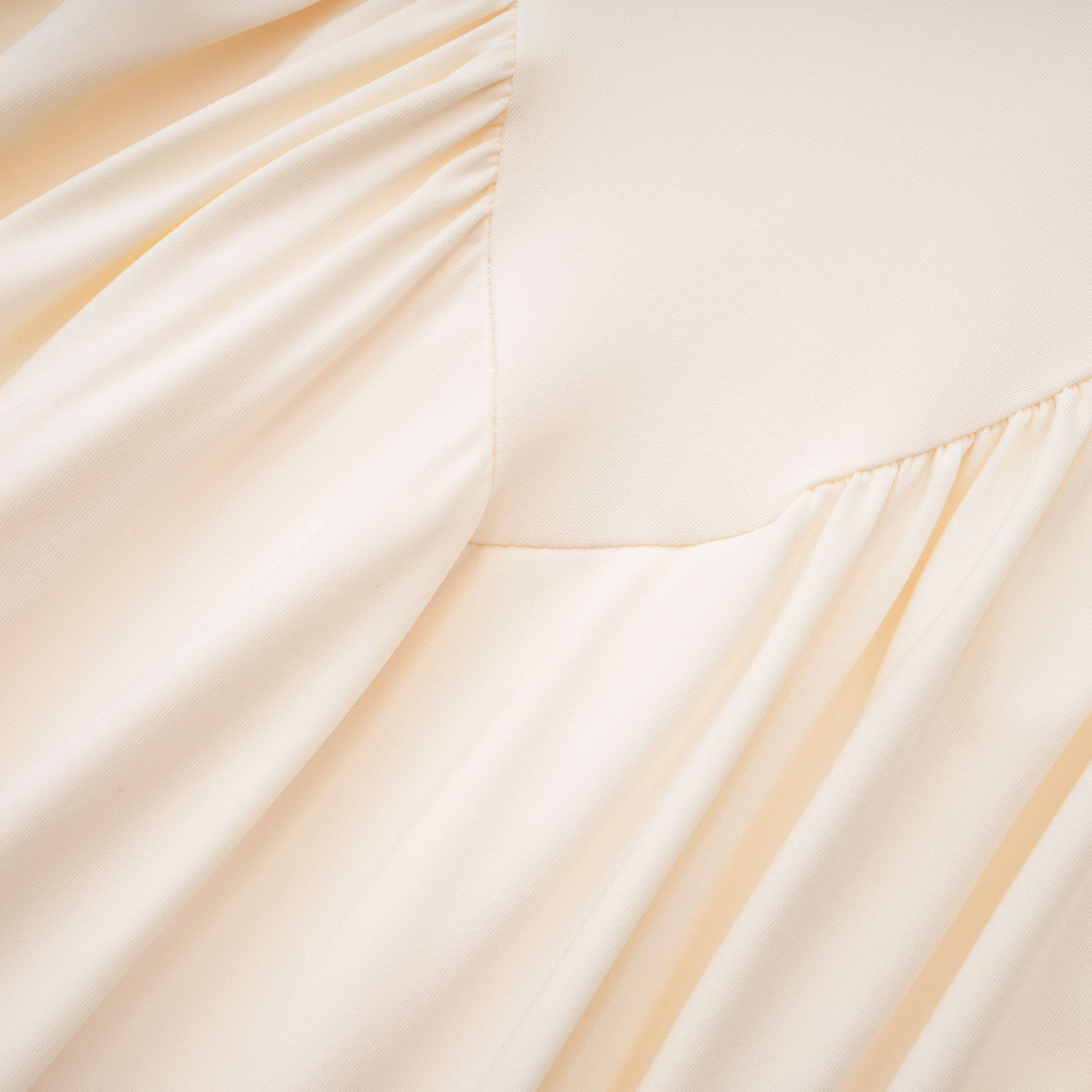 Harriet White Maxikleid mit Cut-Out-Details und Rüschen