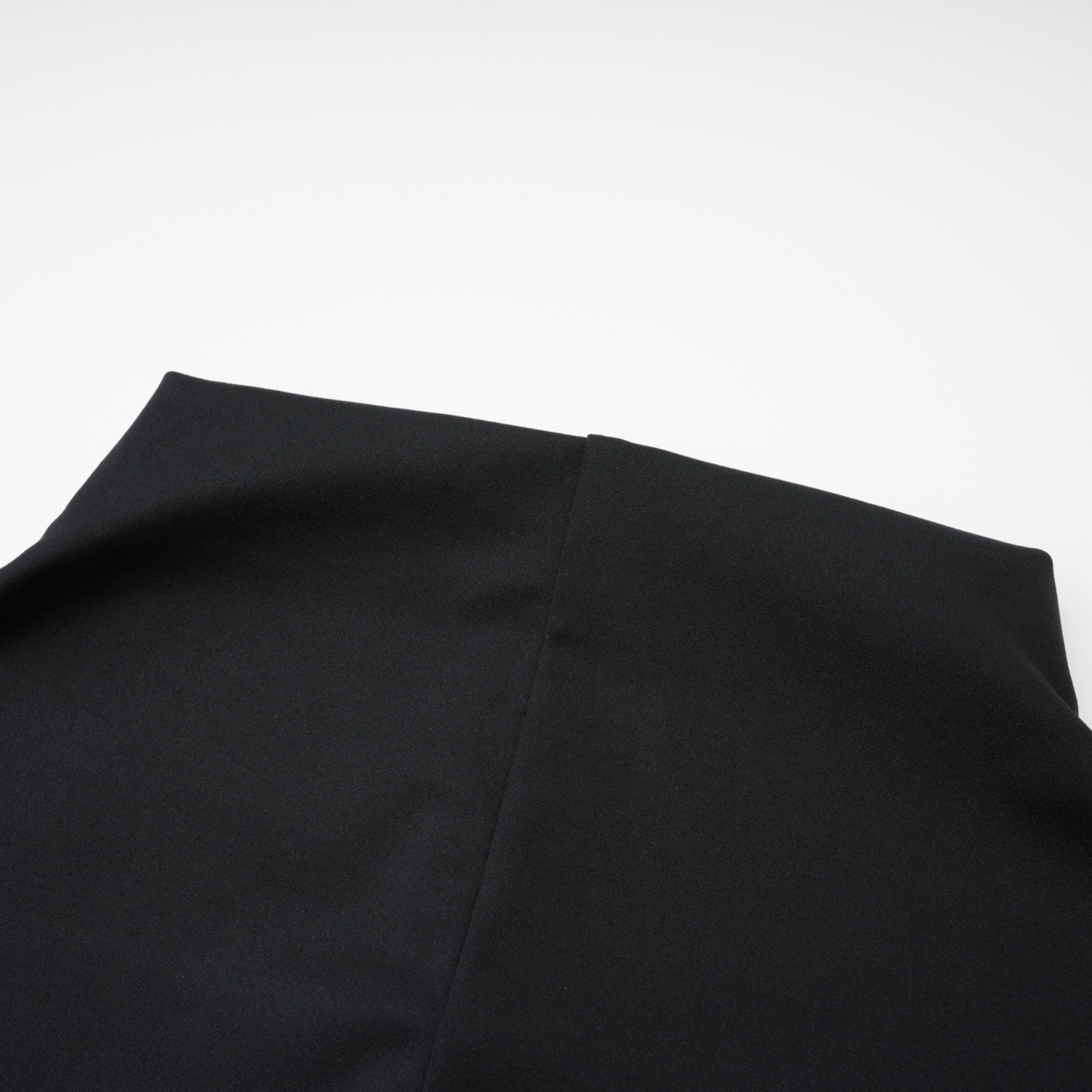 Schwarzes, langes Kleid mit hohem Schlitz und Stehkragen