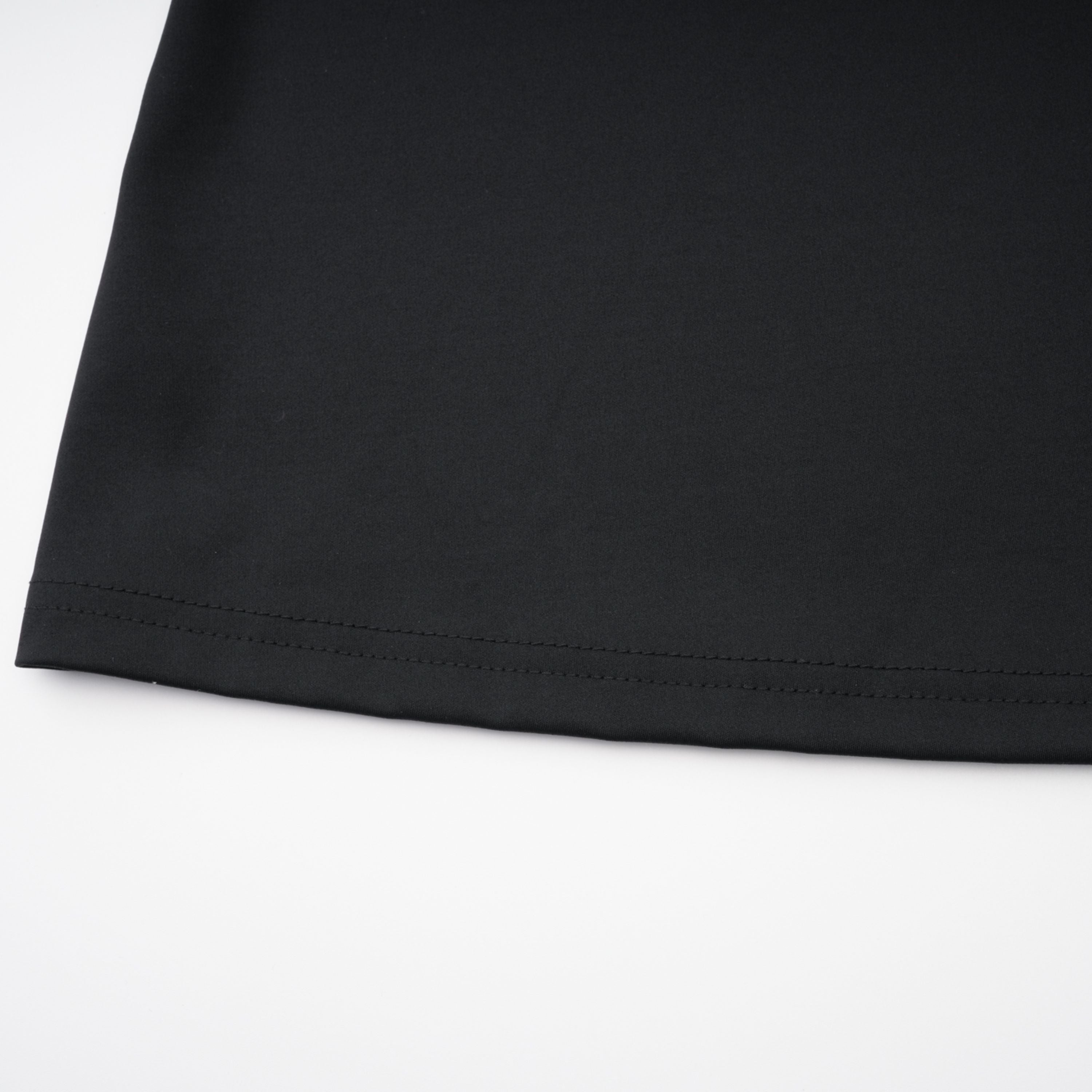 Schwarzes, langes Kleid mit hohem Schlitz und Stehkragen