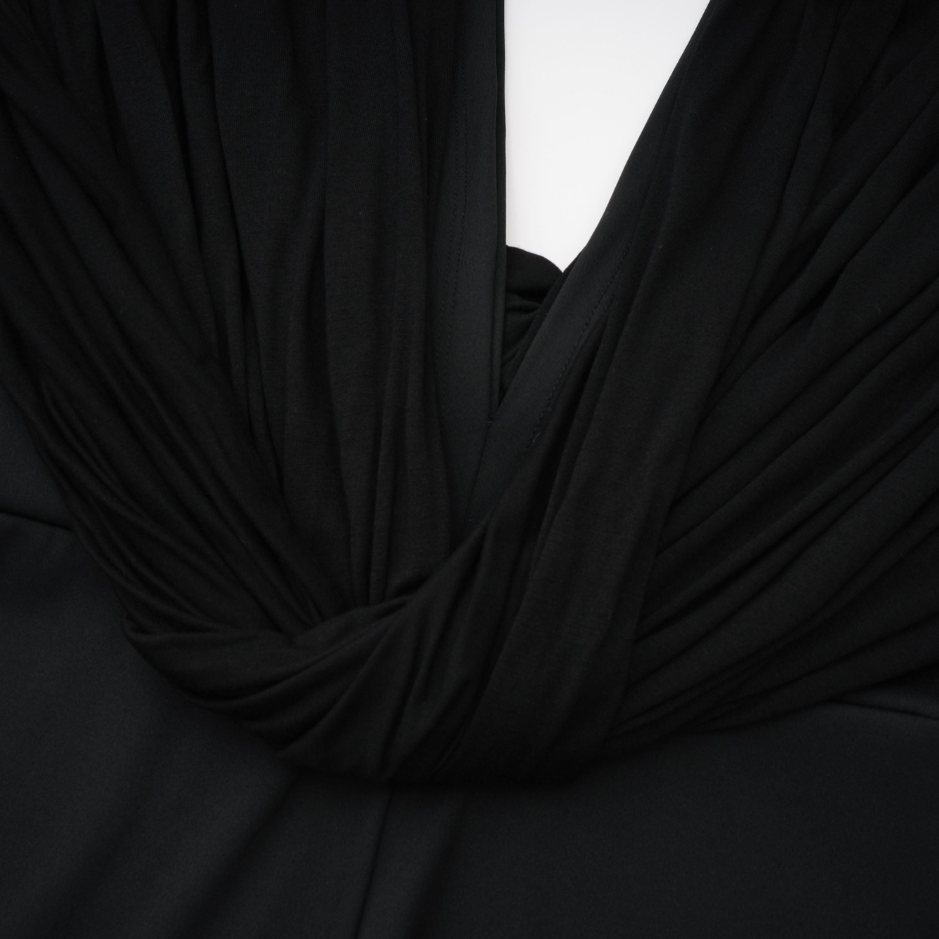 Gianina Schwarzer Jumpsuit mit tiefem V-Ausschnitt und Drapierung