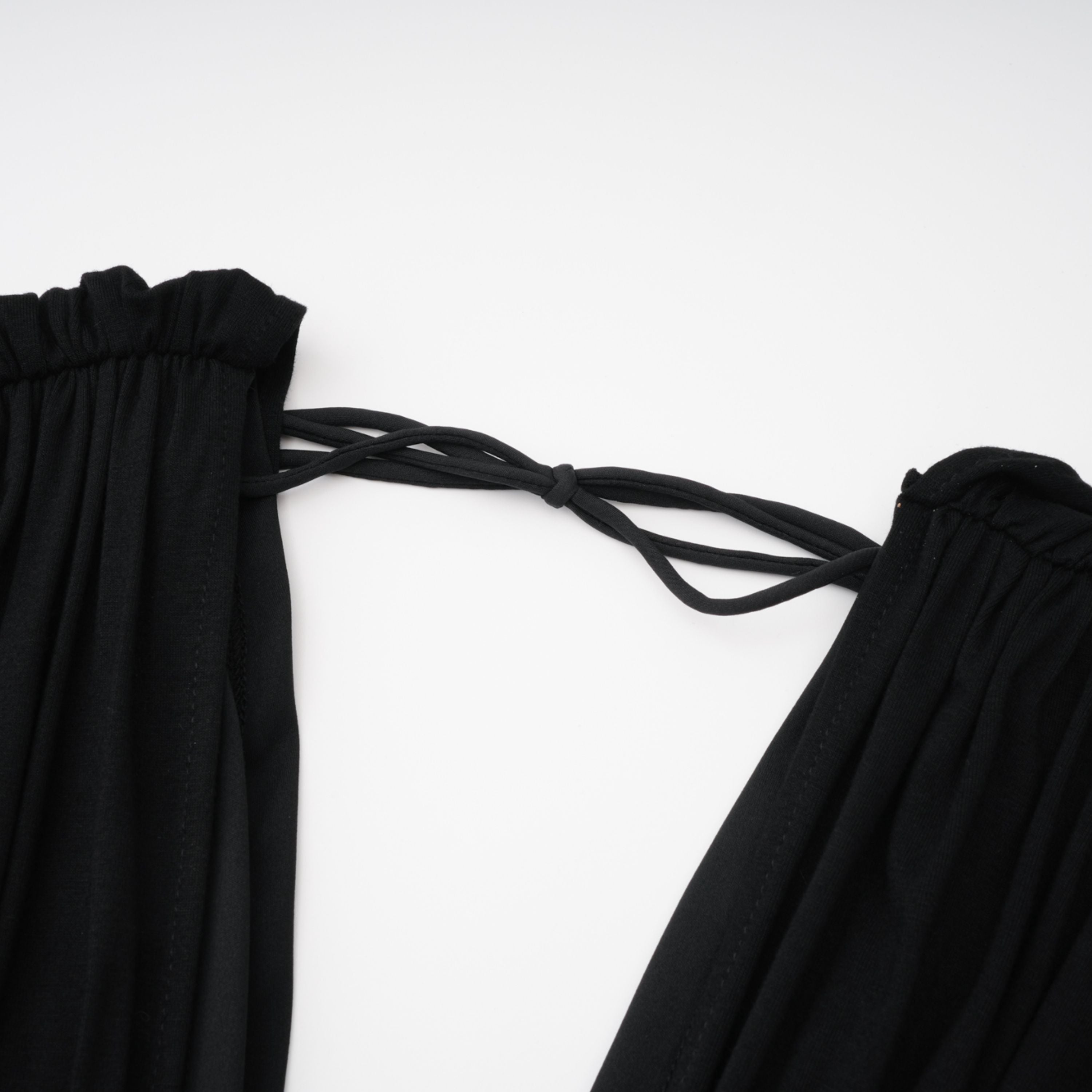 Gianina Schwarzer Jumpsuit mit tiefem V-Ausschnitt und Drapierung