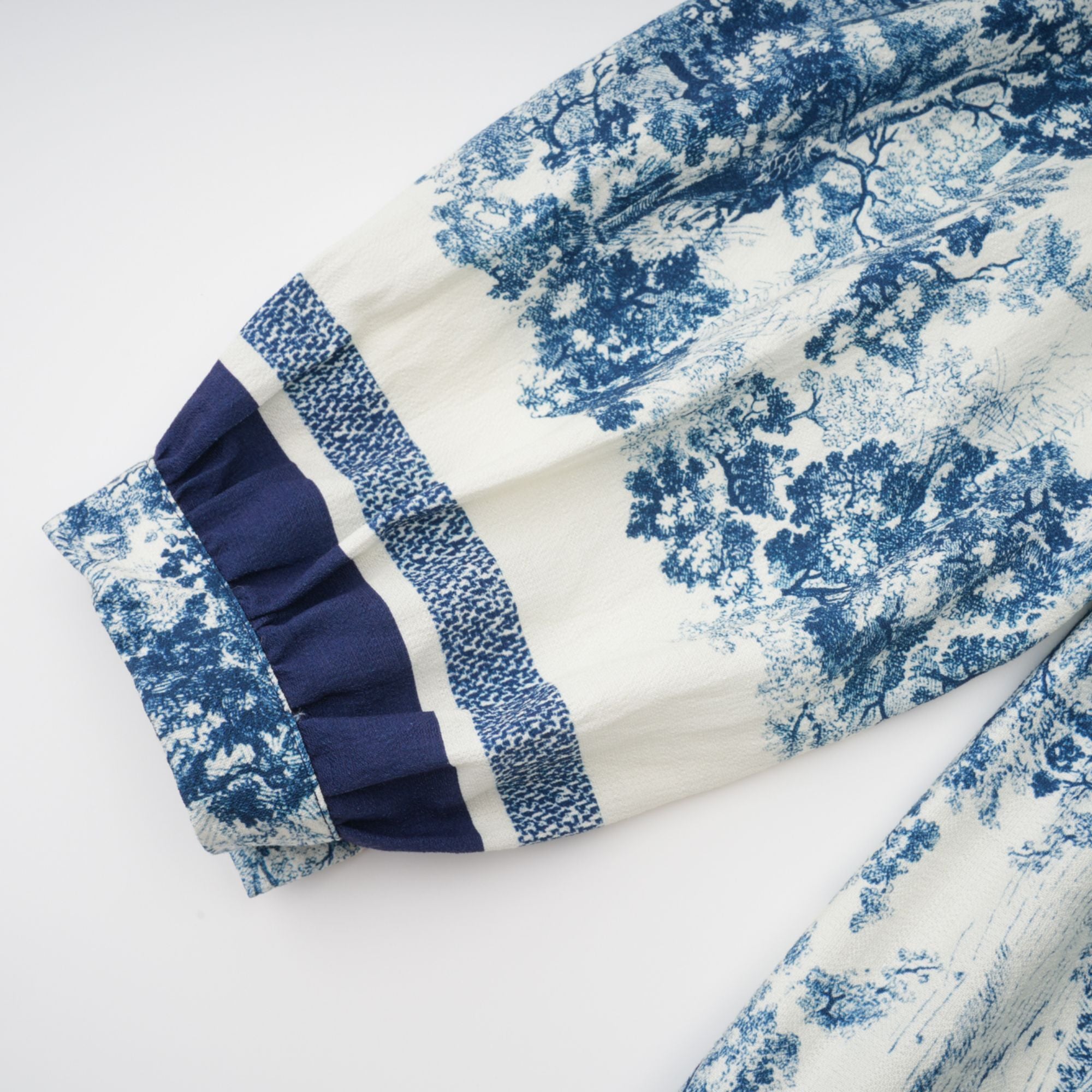 Adélaïde Midikleid mit Grafikprint in Blau (Endgültiger Verkauf – nur in den USA)