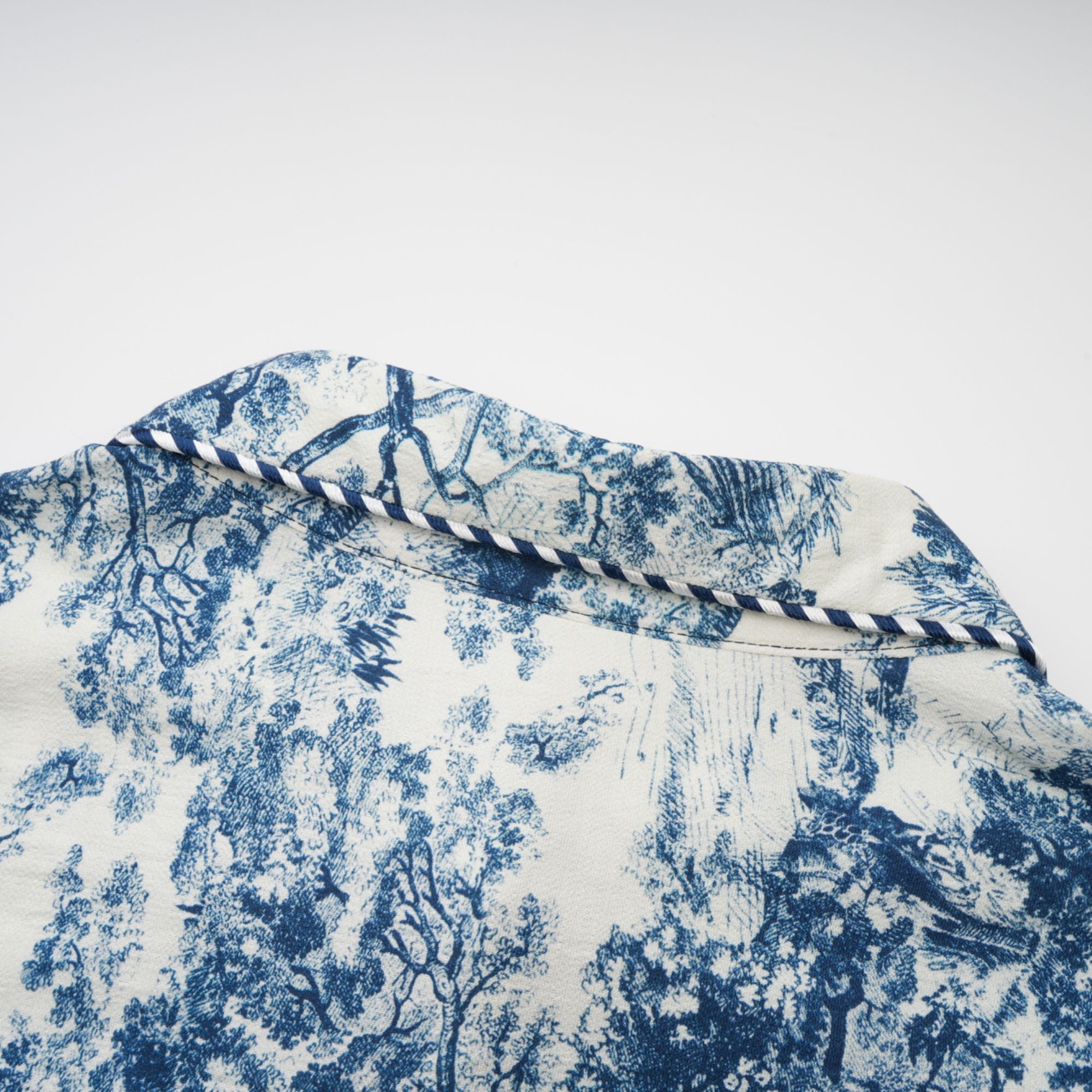 Adélaïde Midikleid mit Grafikprint in Blau (Endgültiger Verkauf – nur in den USA)