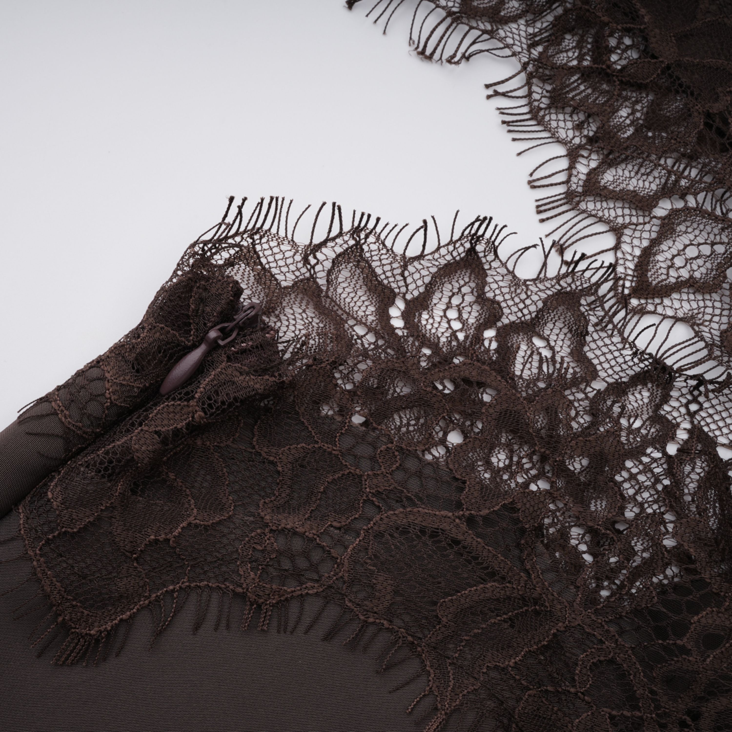 Henrik Brown Kleid mit Spitzenbesatz