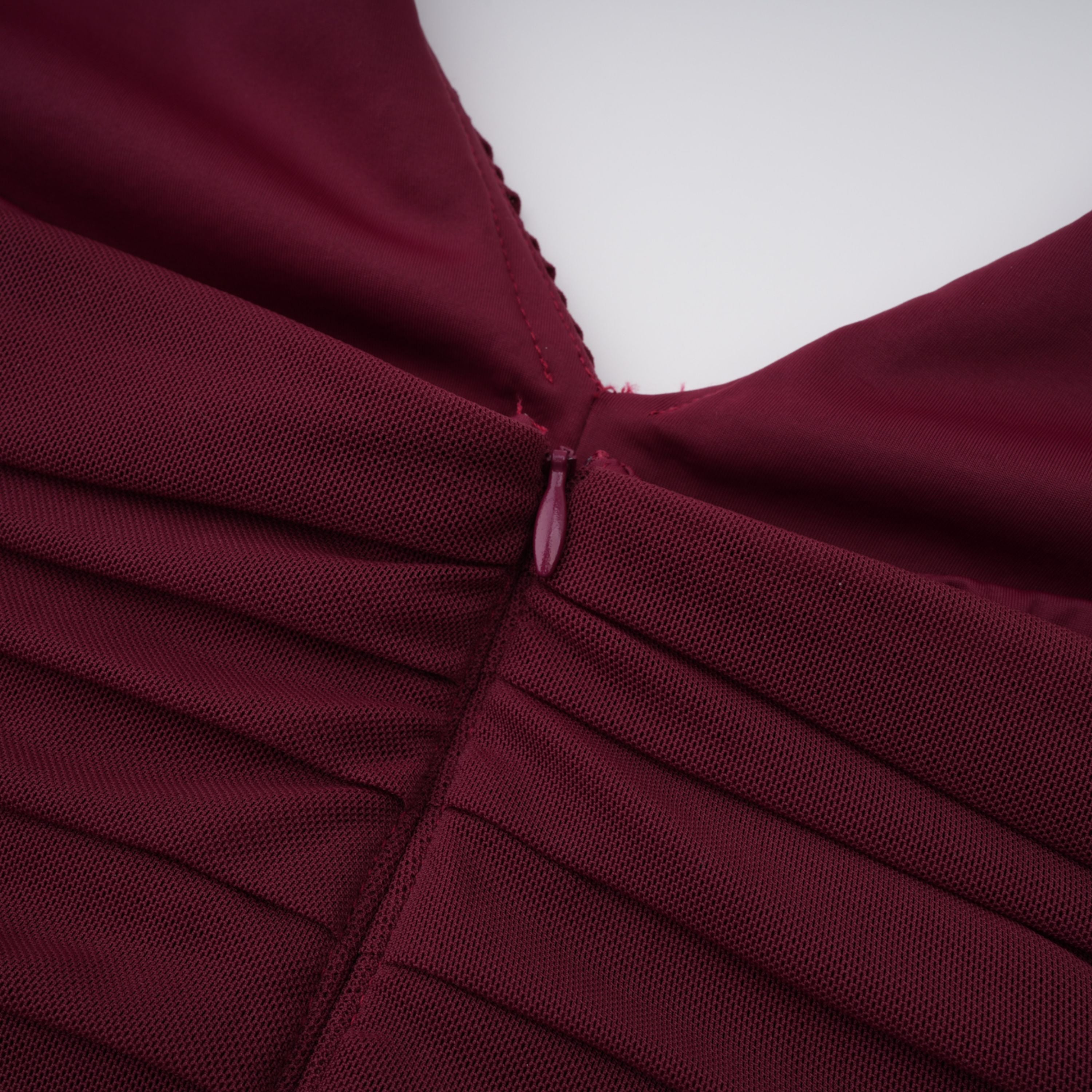 Eléa Rotes Maxikleid mit drapierten Schultern