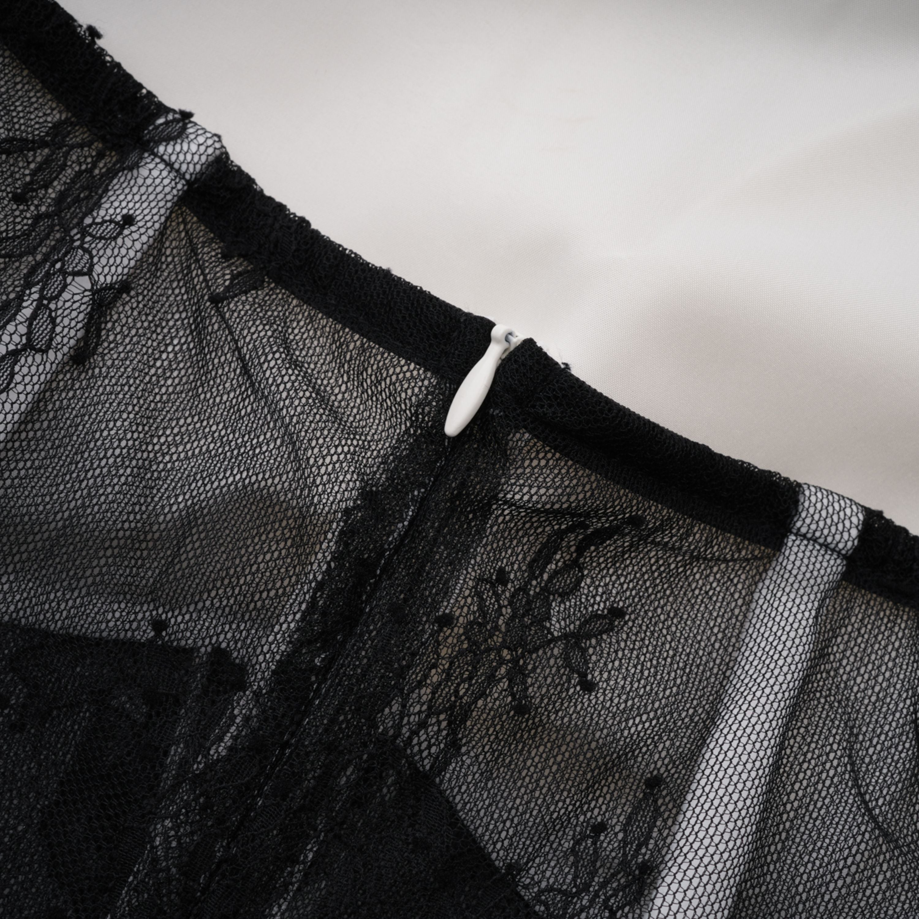 Mirabeau Weißes Maxikleid mit Cut-Out-Spitze