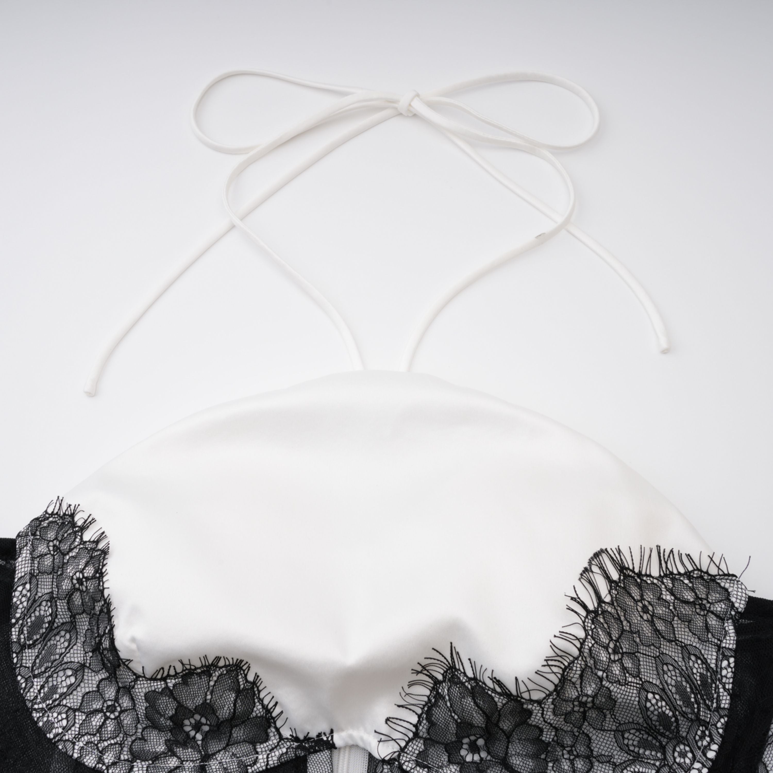 Mirabeau Weißes Maxikleid mit Cut-Out-Spitze