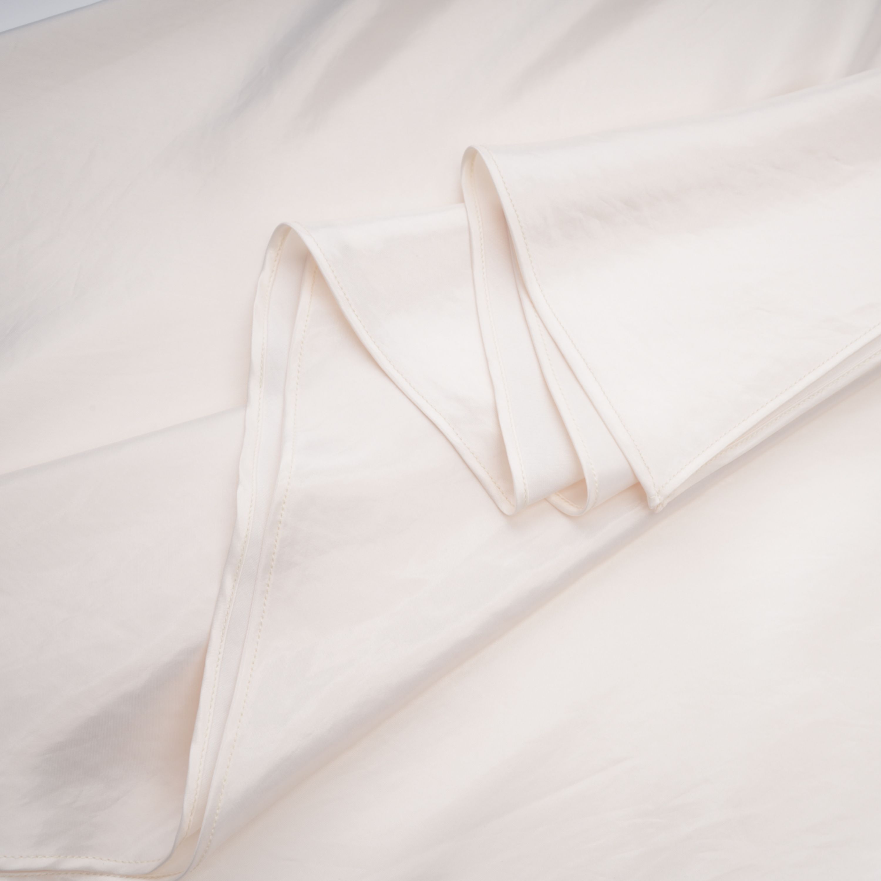 Lilla Beige trägerloses Maxikleid aus Satin mit Rüschen