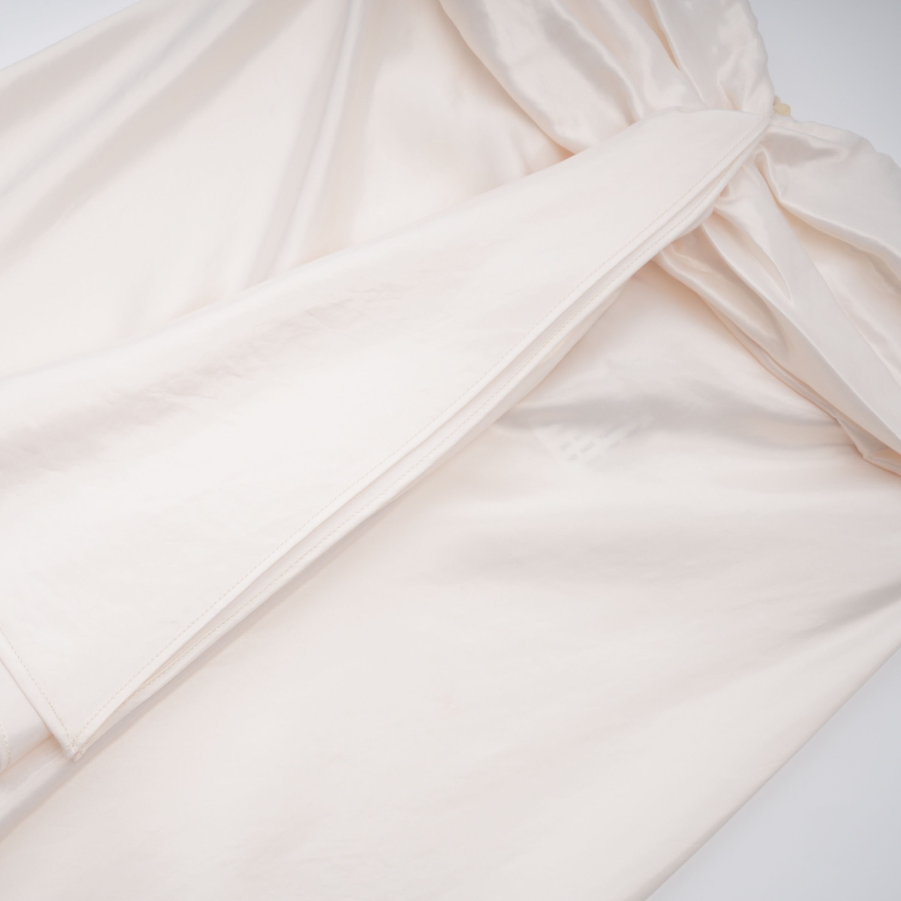 Lilla Beige trägerloses Maxikleid aus Satin mit Rüschen