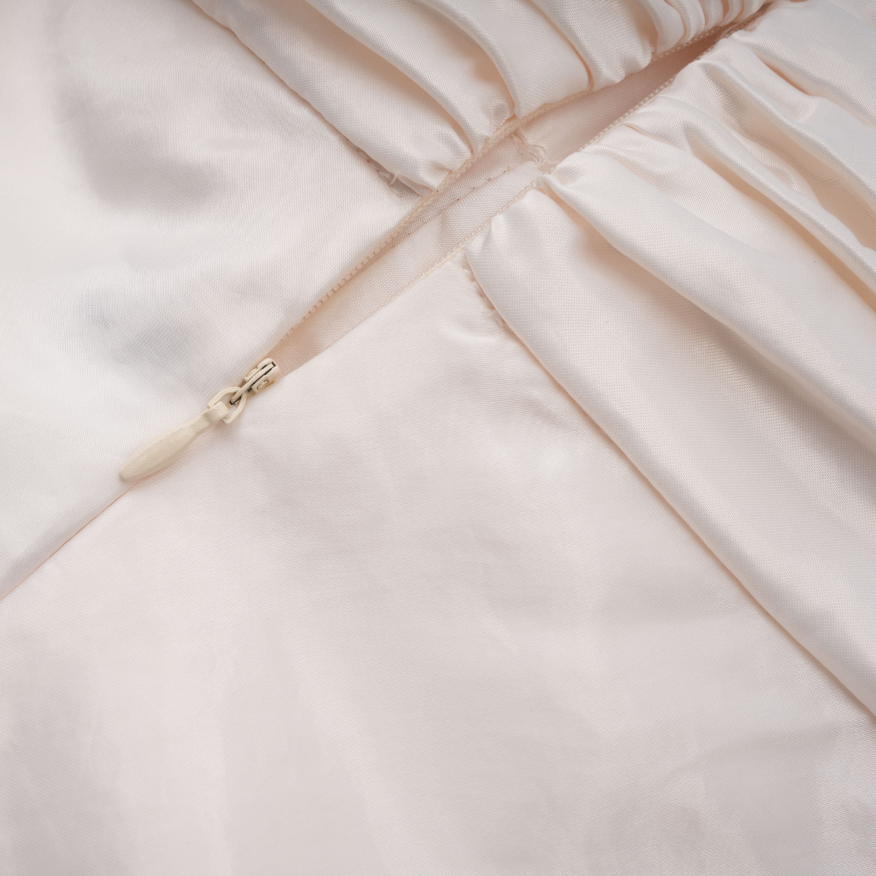 Lilla Beige trägerloses Maxikleid aus Satin mit Rüschen