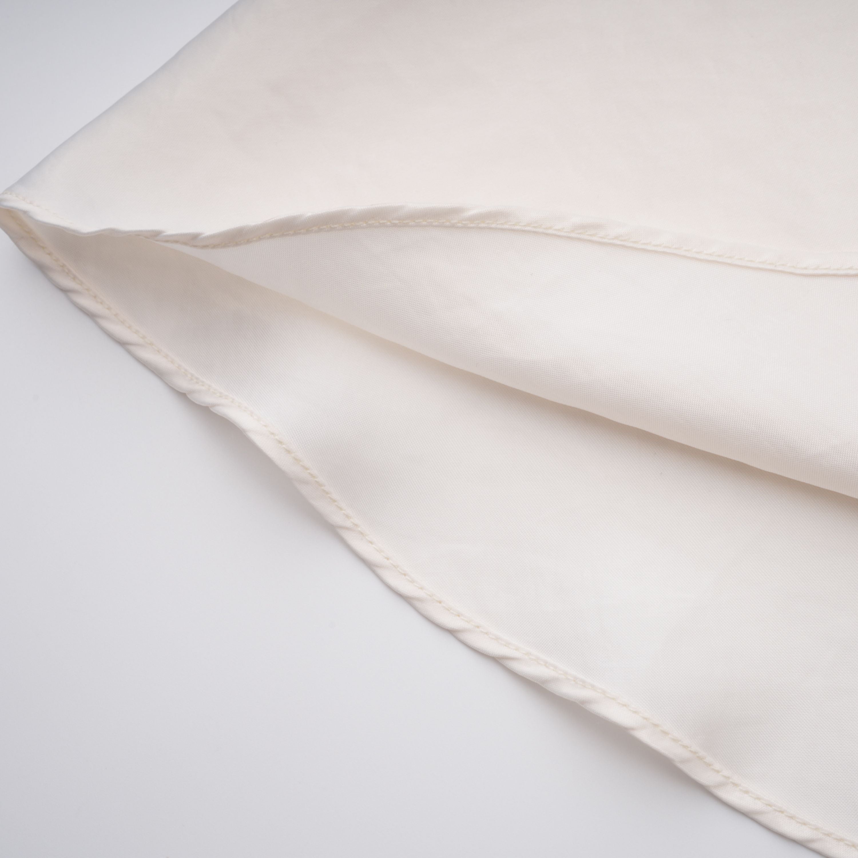 Lilla Beige trägerloses Maxikleid aus Satin mit Rüschen