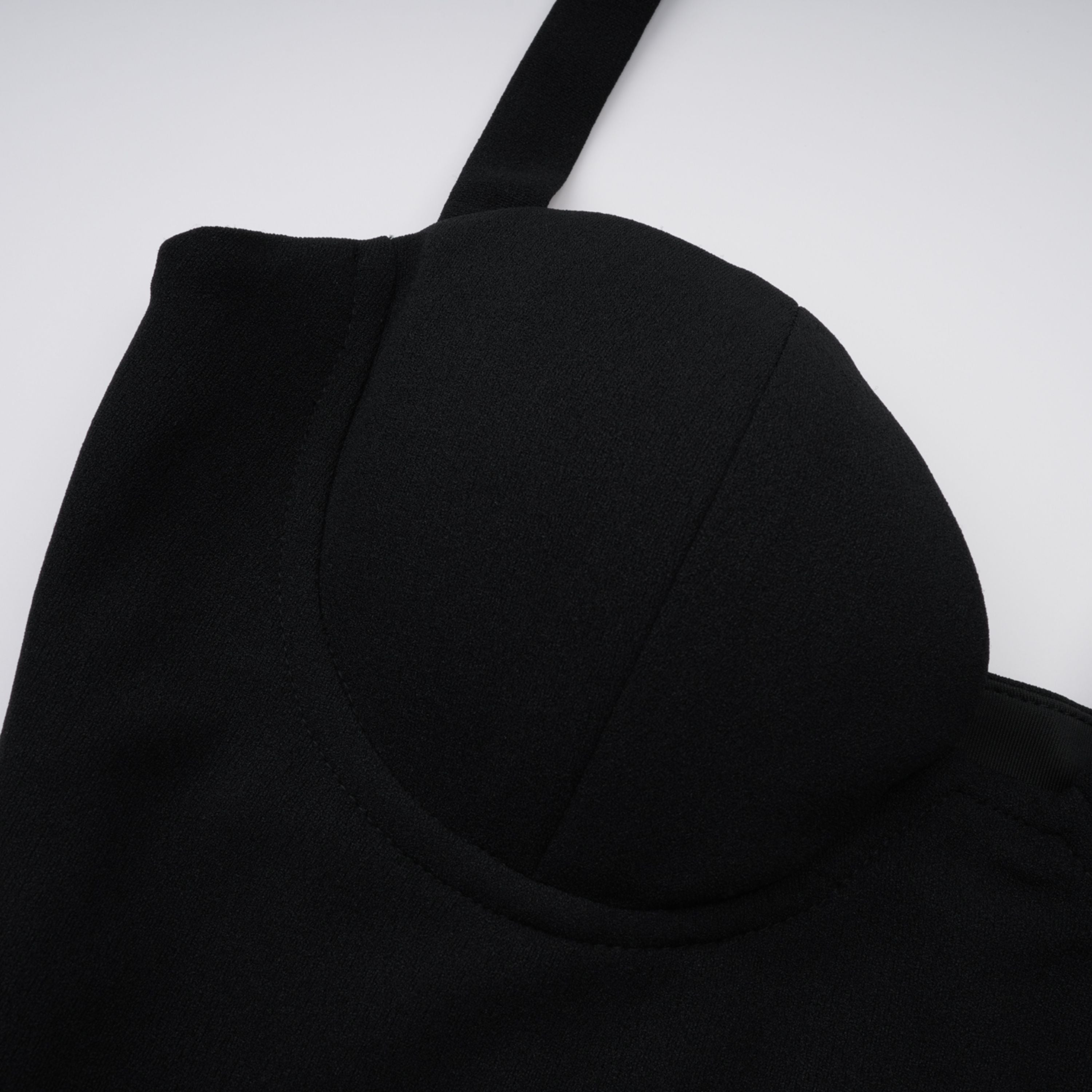 Kaelin Schwarzes Maxikleid mit Neckholder und Cut-outs