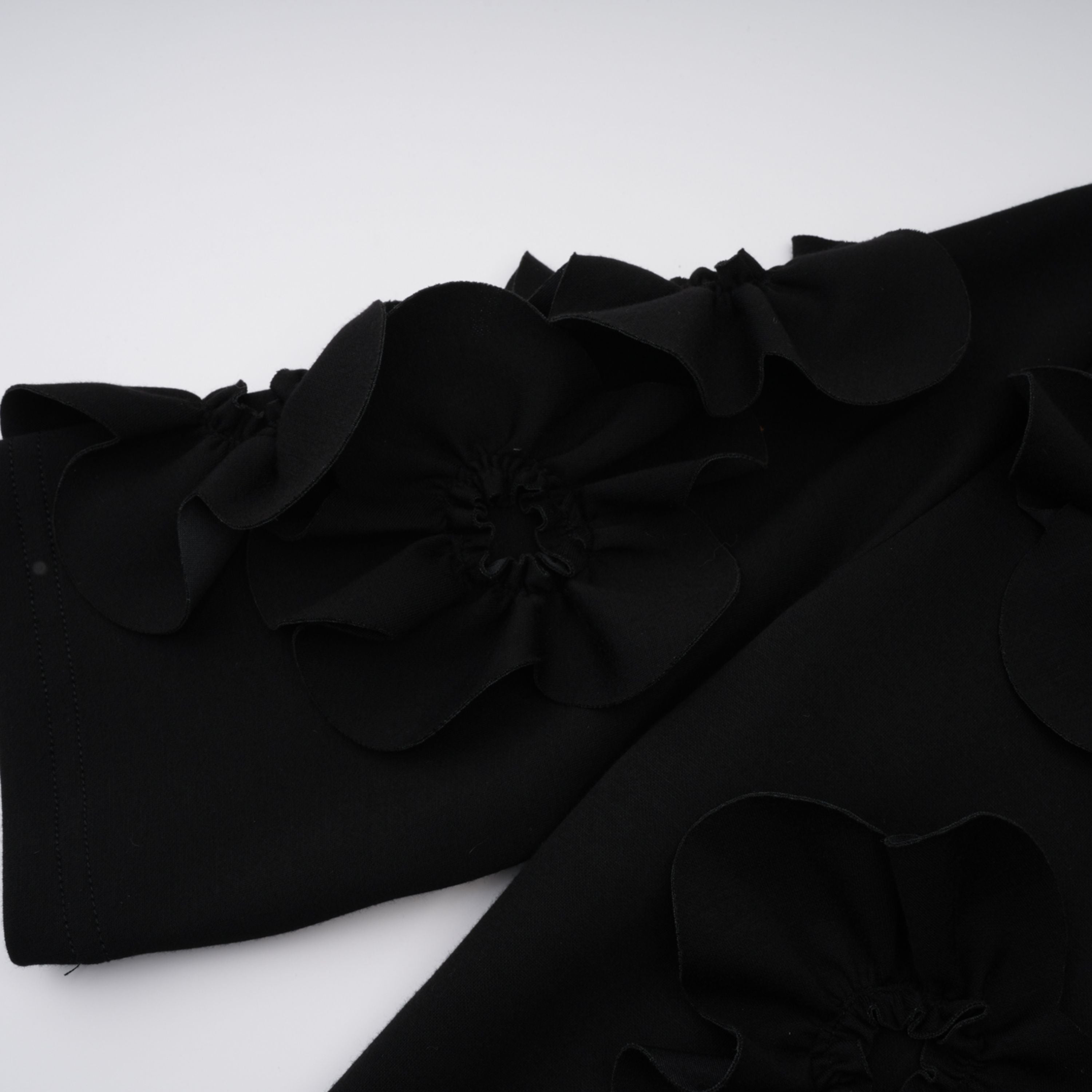 Isidora Schwarzes Maxikleid mit Schleife und Blumenapplikation