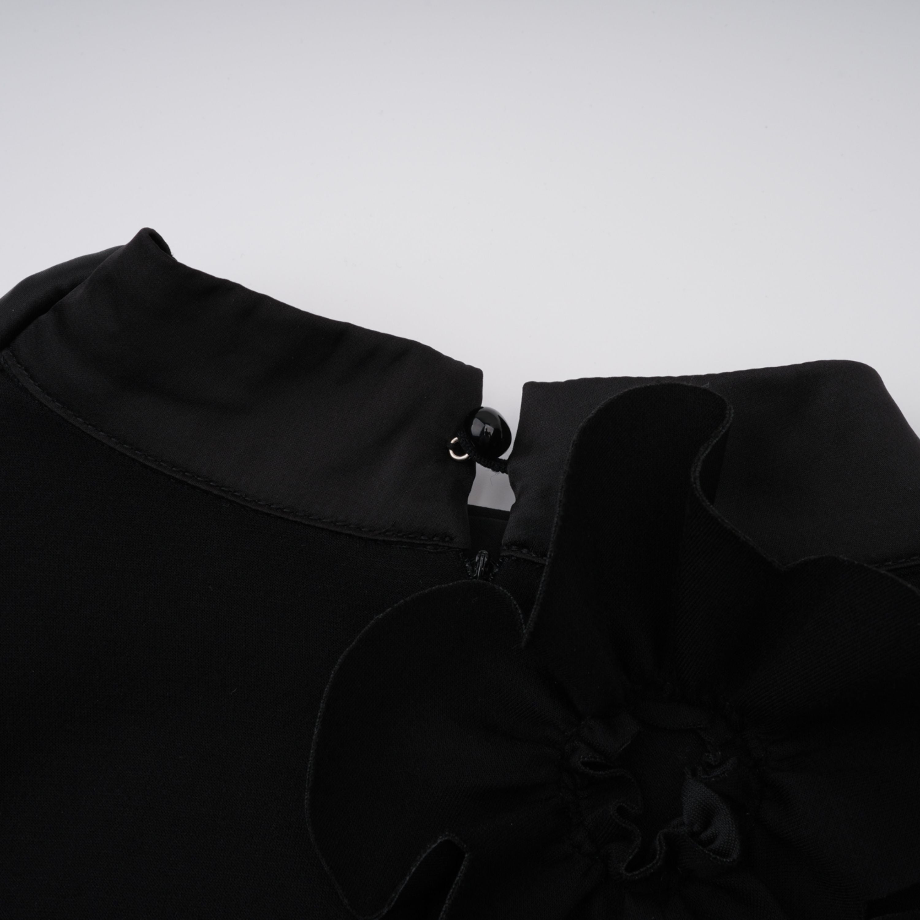 Isidora Schwarzes Maxikleid mit Schleife und Blumenapplikation