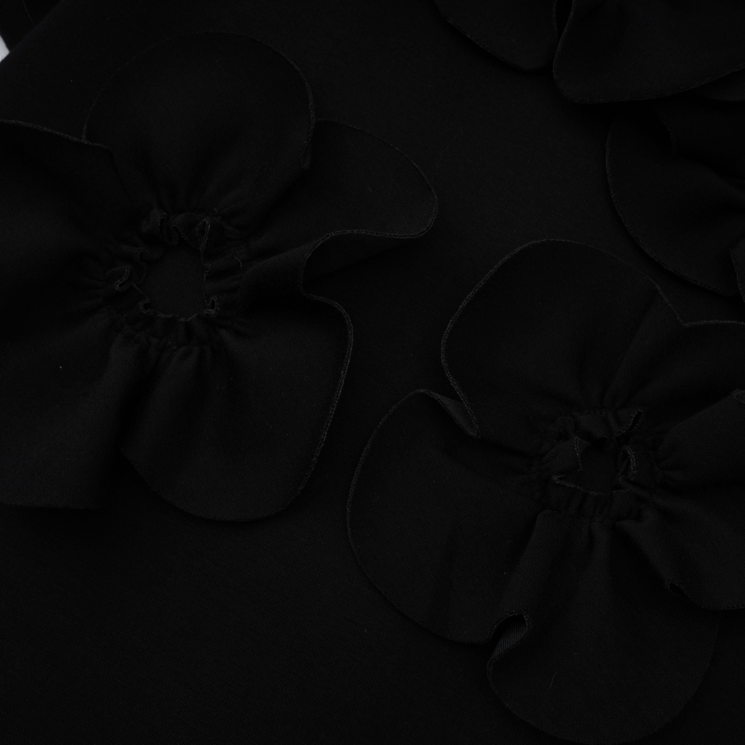 Isidora Schwarzes Maxikleid mit Schleife und Blumenapplikation