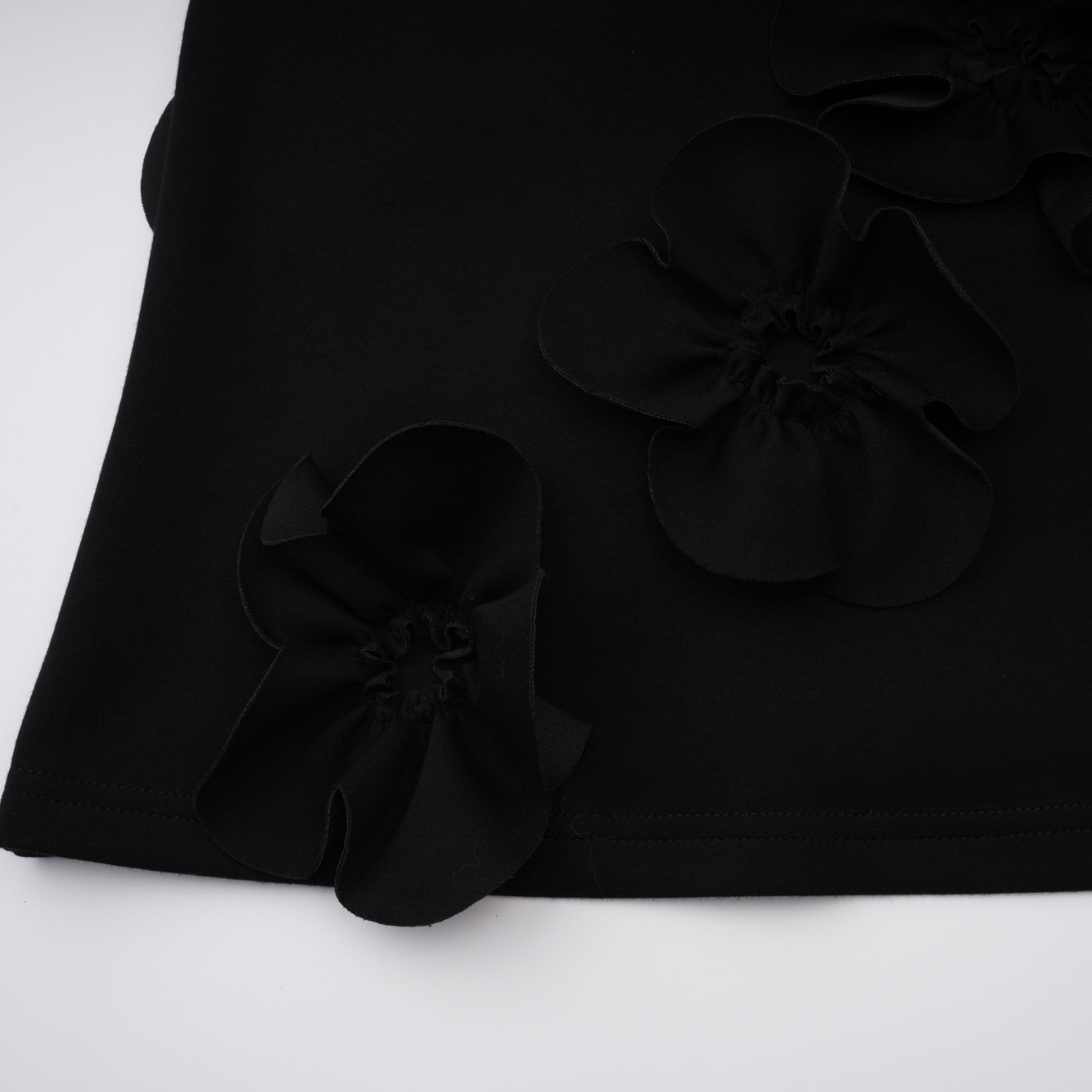 Isidora Schwarzes Maxikleid mit Schleife und Blumenapplikation