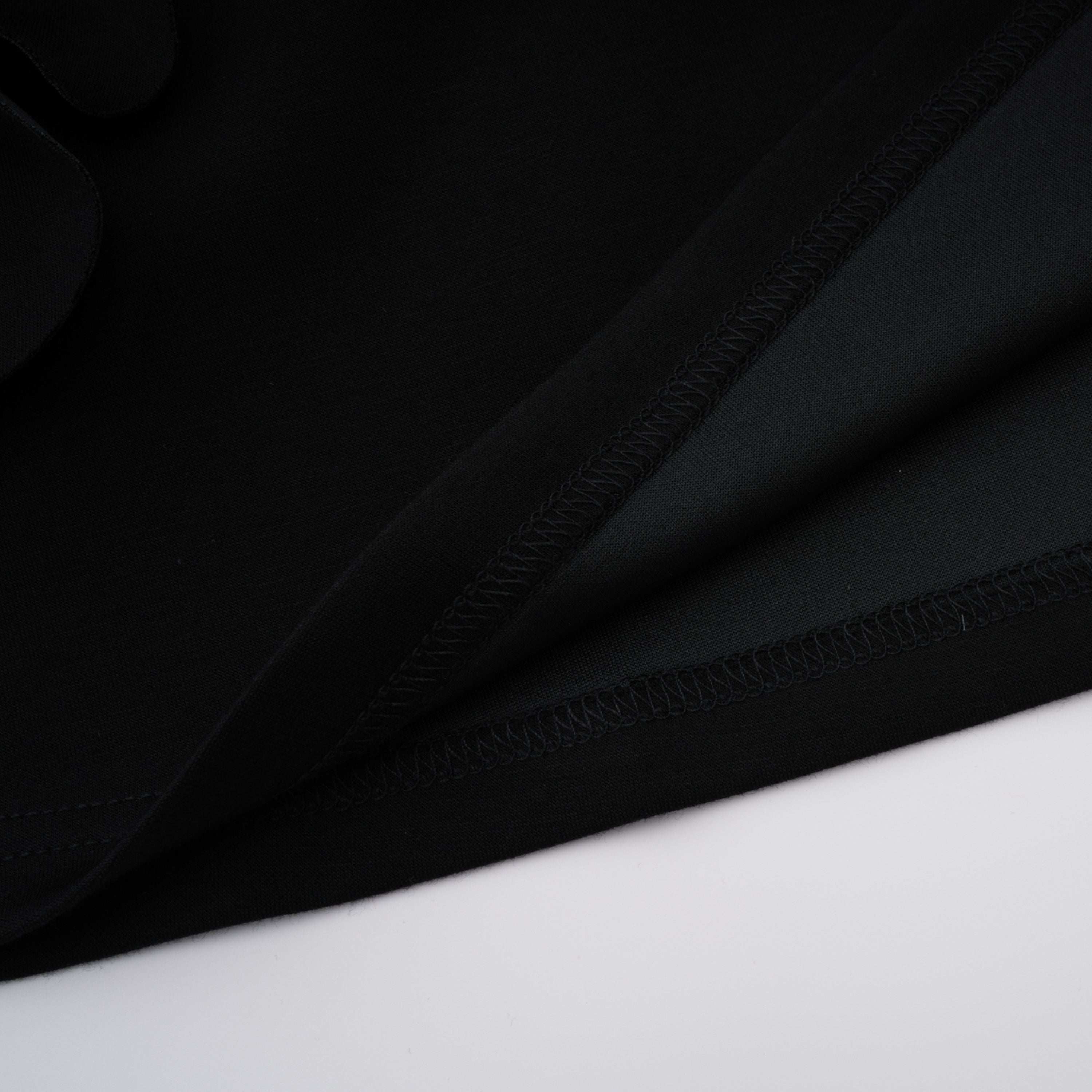 Isidora Schwarzes Maxikleid mit Schleife und Blumenapplikation