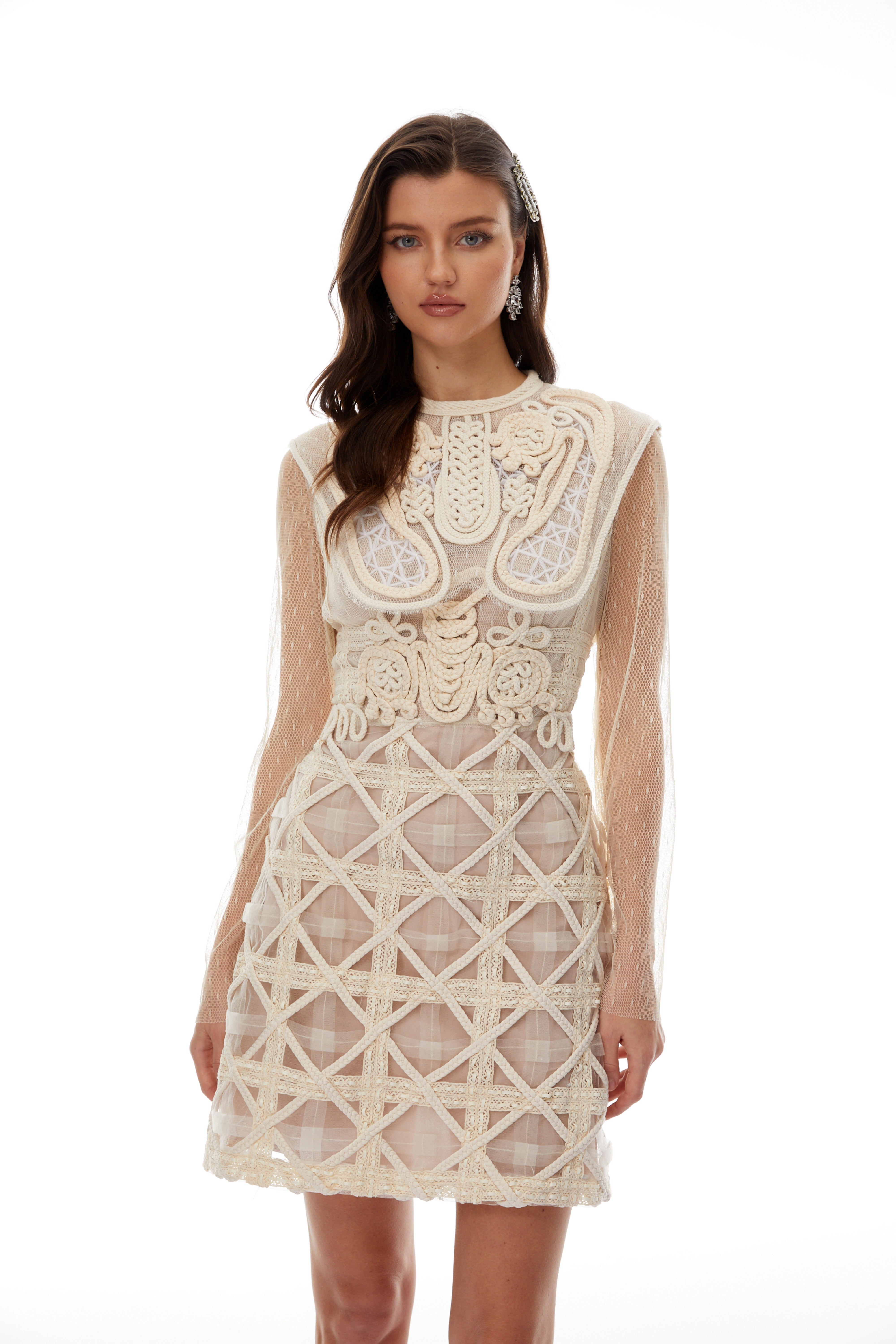 Elena Weißes geflochtenes Häkel-Minikleid