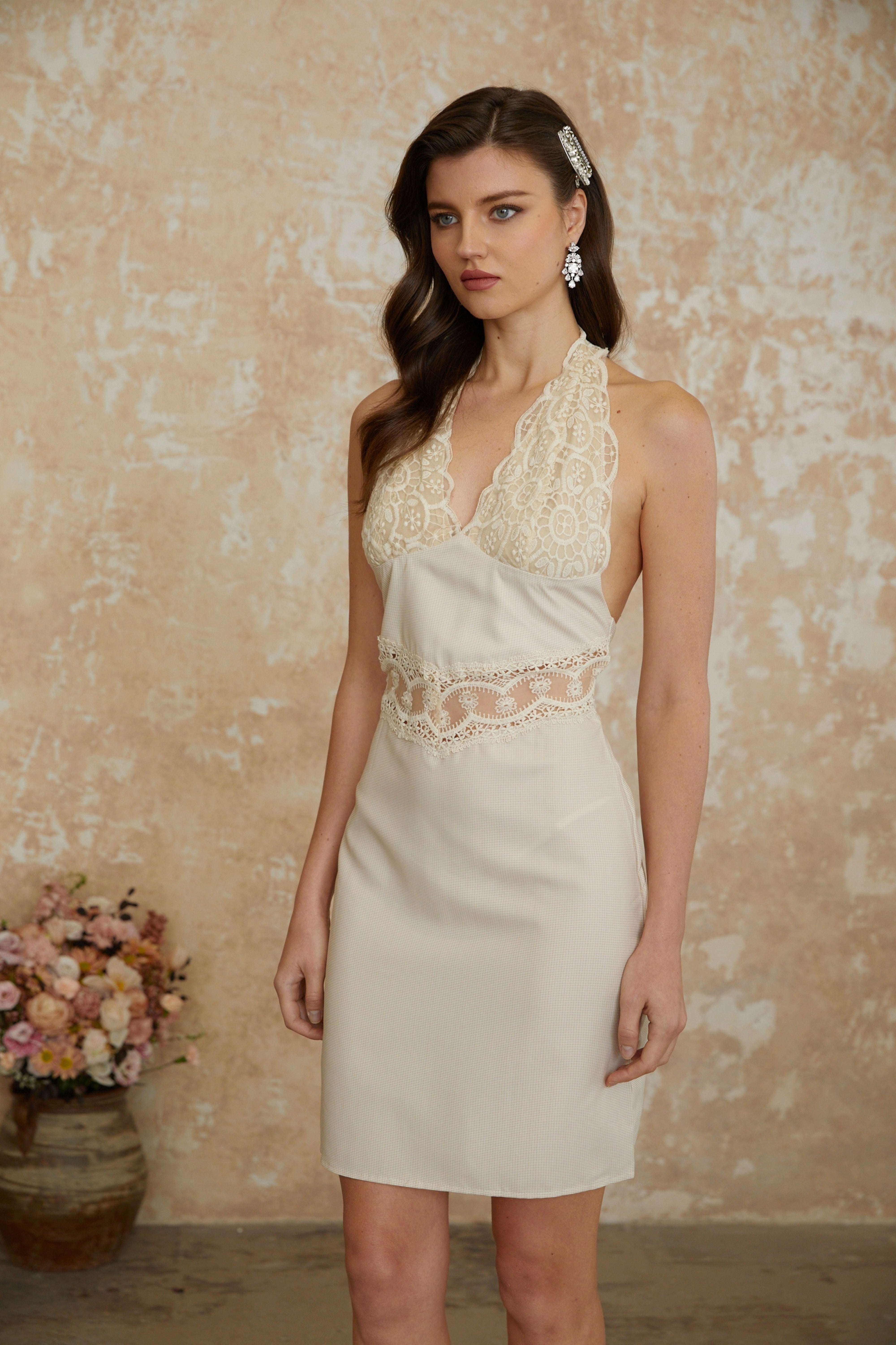 Ella Neutrales Minikleid mit Neckholder und Spitzenbesatz