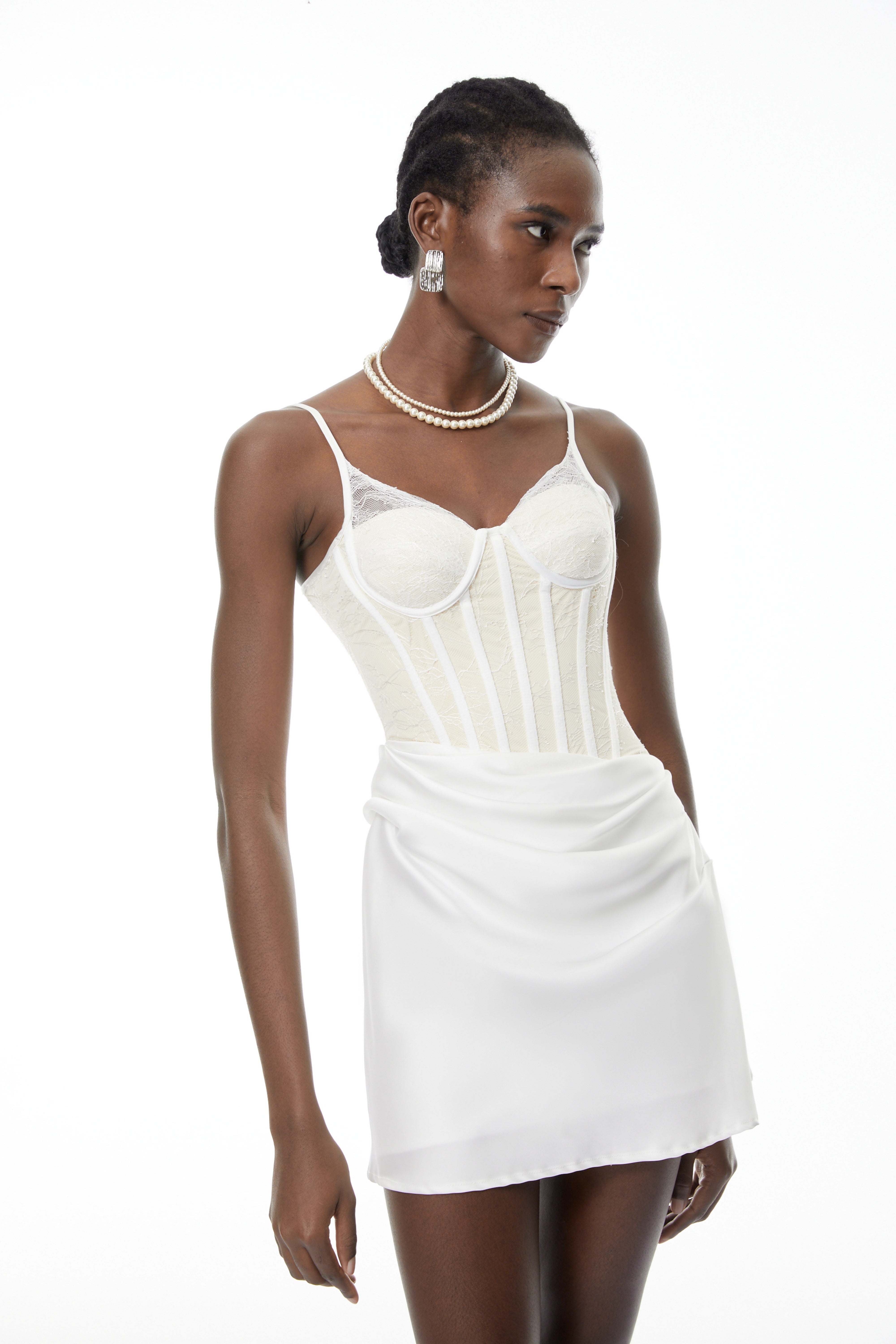 Eufrosina Weißes Bodycon-Minikleid mit Spitzenbesatz