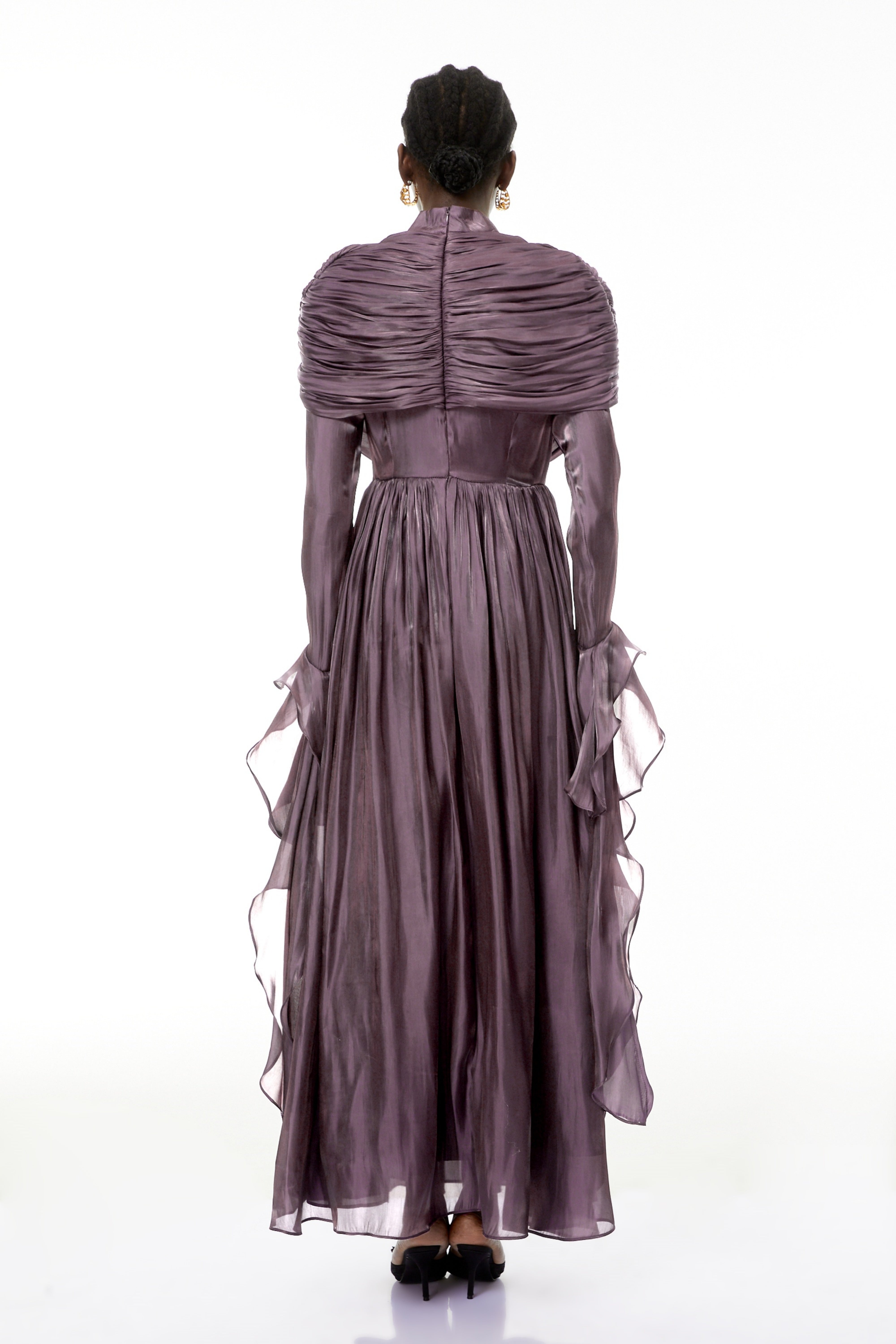 Gustave Lila gerafftes Cape-Maxikleid mit Rüschen