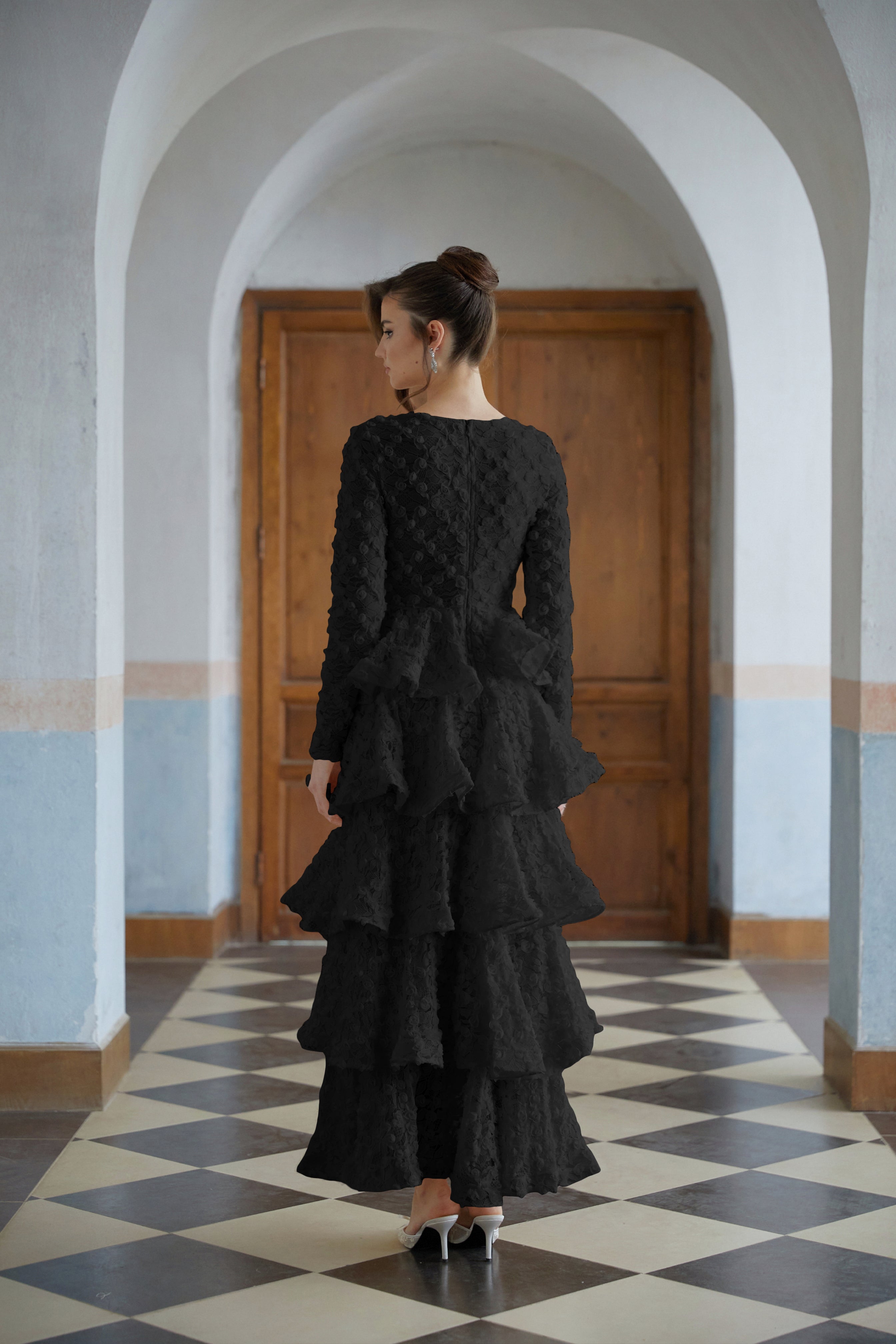 Halla Schwarzes Maxikleid mit Blumenmuster und Spitzenverzierung