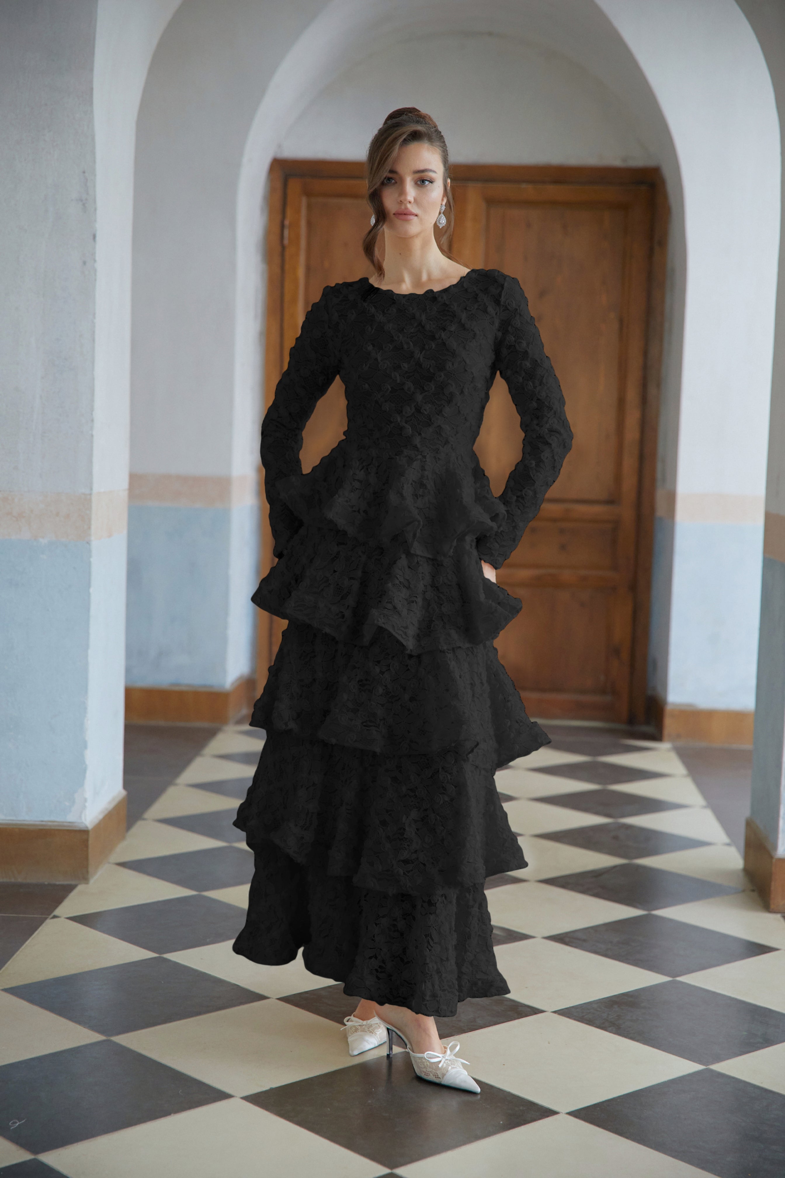 Halla Schwarzes Maxikleid mit Blumenmuster und Spitzenverzierung