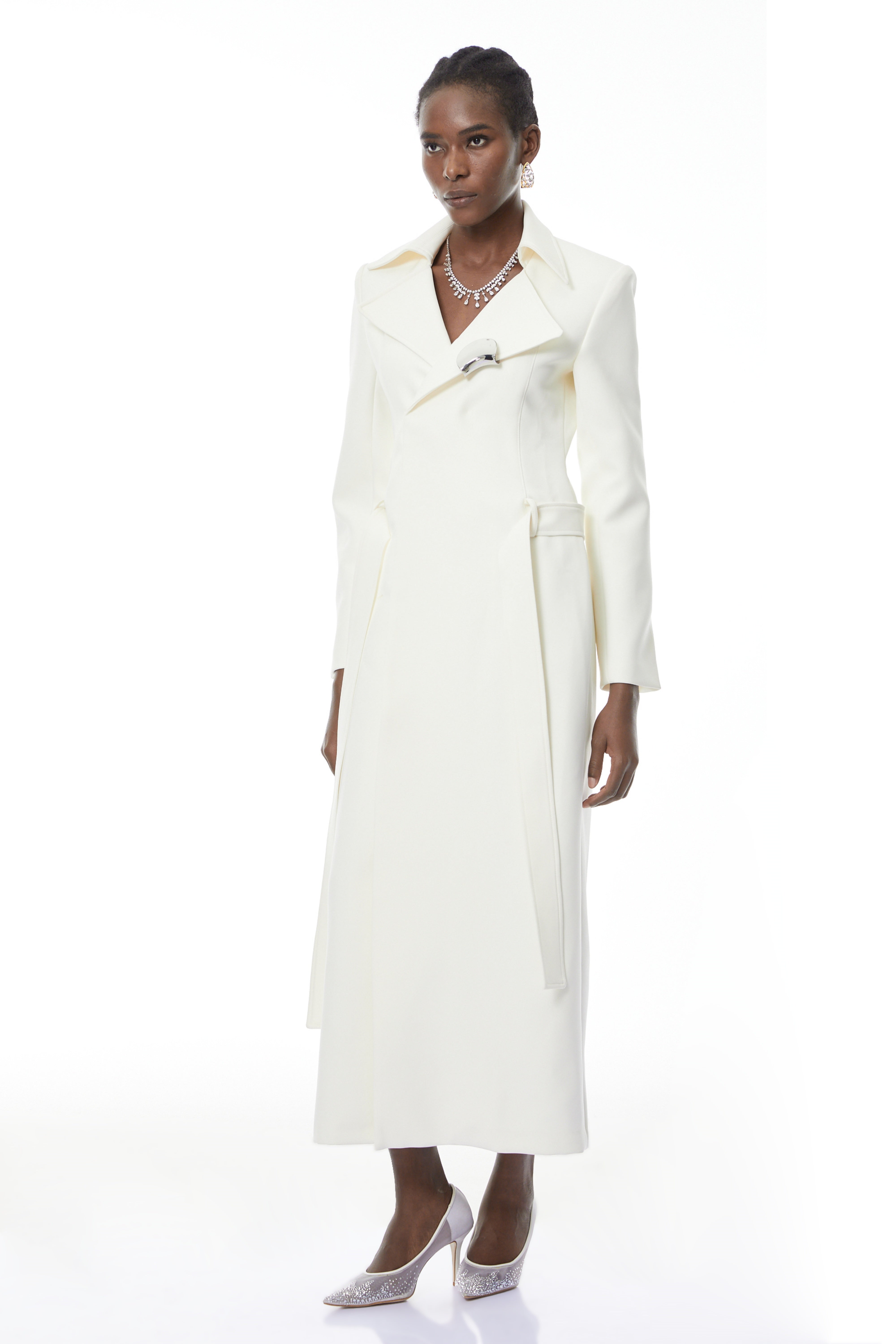 Haselnussweißer, verzierter langer Mantel