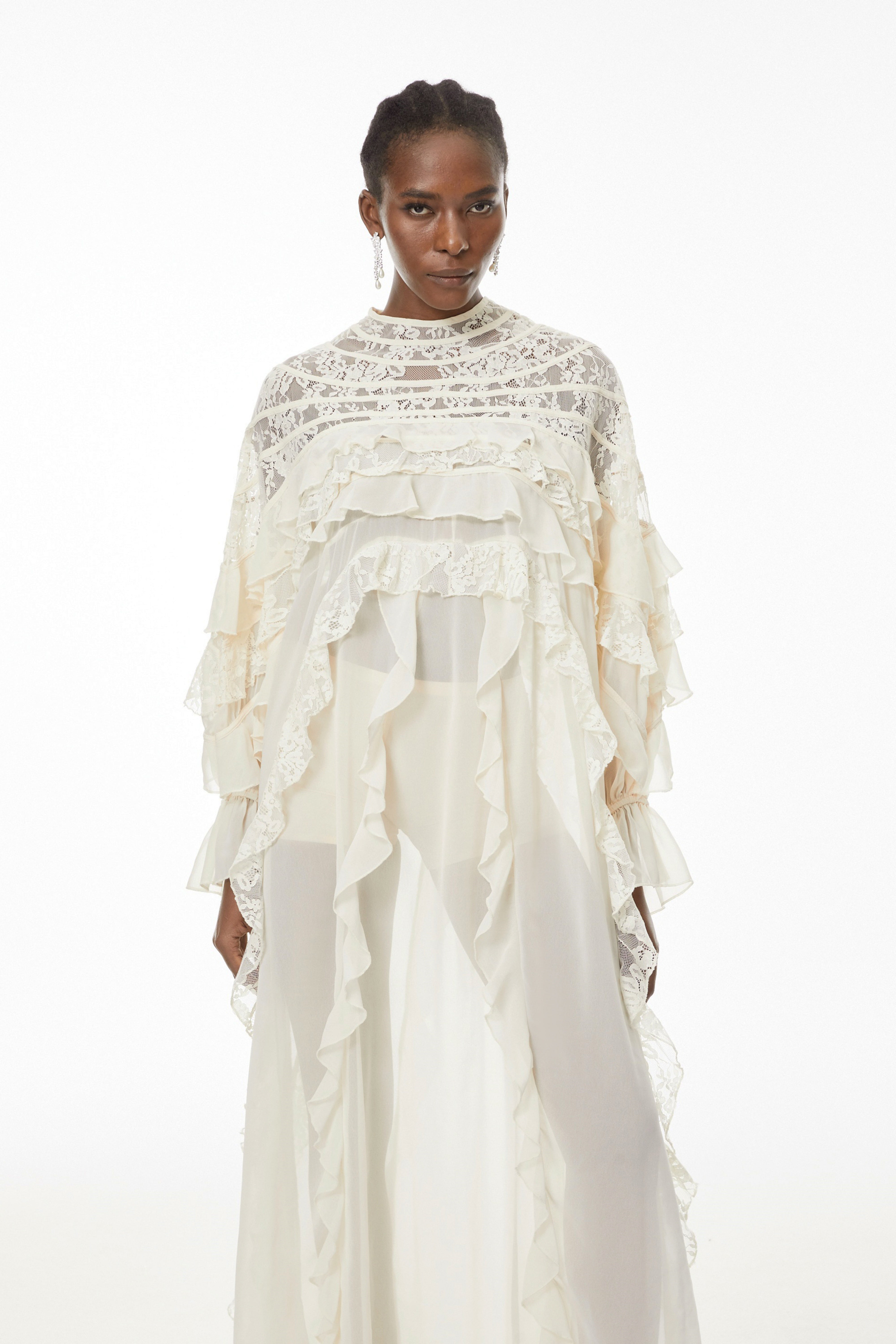 Ivana Neutrals Spitzen-Maxikleid mit Rüschen