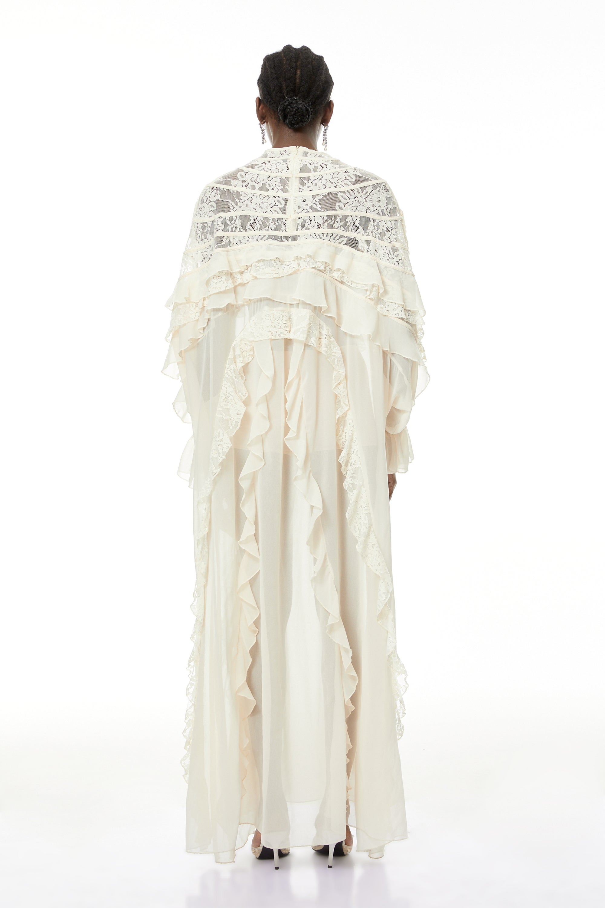 Ivana Neutrals Spitzen-Maxikleid mit Rüschen